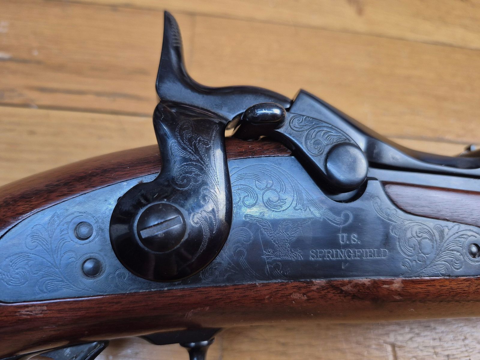 Wunderschöne Springfield Trapdoor Repetierbüchse Modell 1873 – Offiziersmodell – US-Herstellung von Harrington & Richardson – Waffe von 1973 – Kaliber 45-70 Gvt – Die Waffe von Little Big Horn – Hervorragende Verarbeitung – Hochwertiges Holz und marmorierte Metallteile – Mechanik in Top-Zustand – Neuer 22 Zoll Lauf – TBE+++, Bild 1 von 39