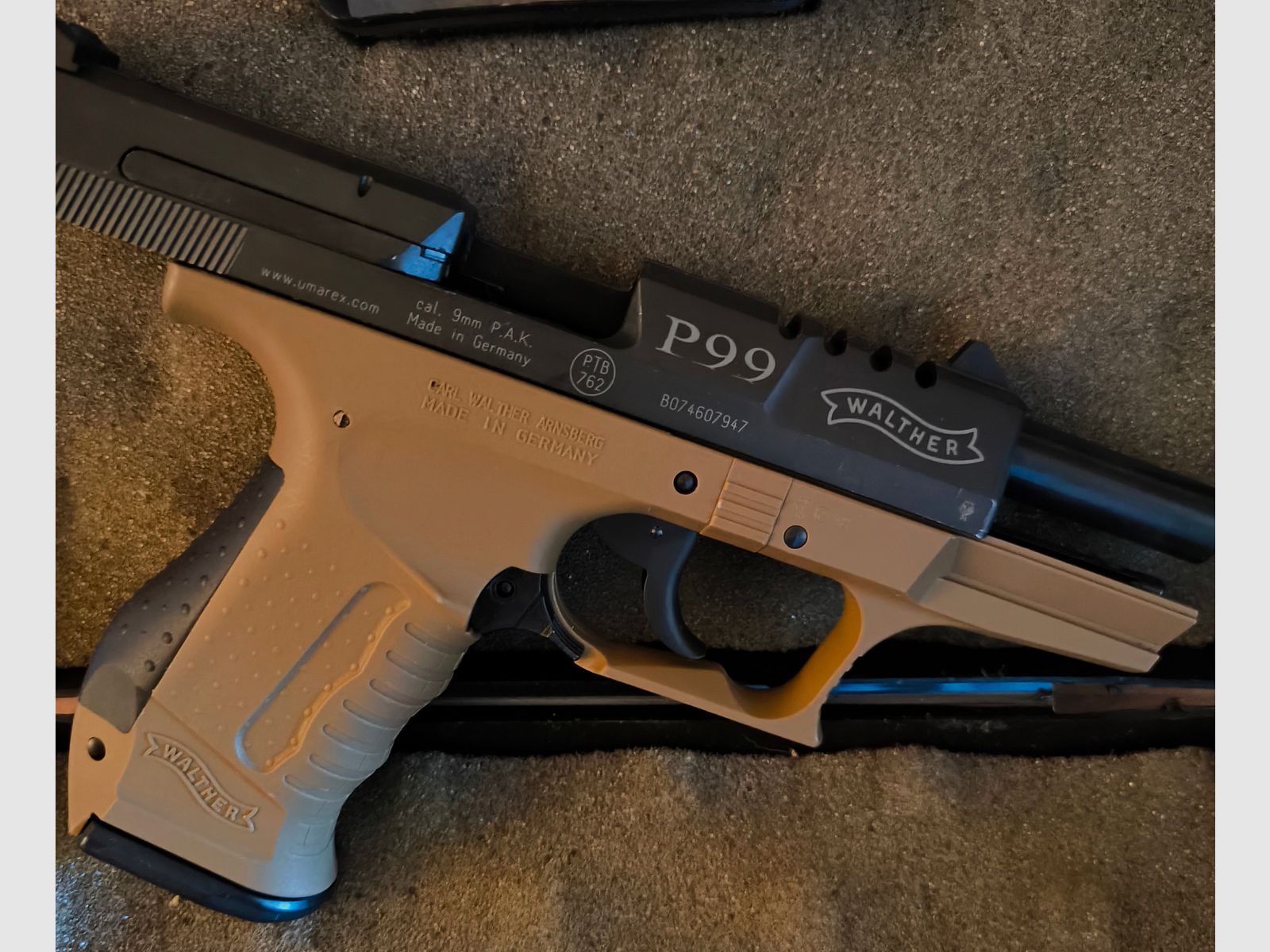 SRS-Gas/blank firing pistol Walther P99 COMMANDO, caliber 9mm PAK, only three shots fired with blank cartridges for testing, slight signs of use otherwise as new!!