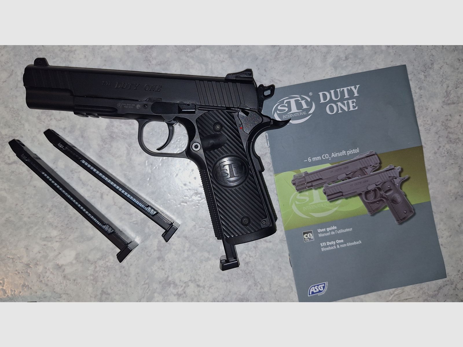 5x airsoft pistols NBB with case