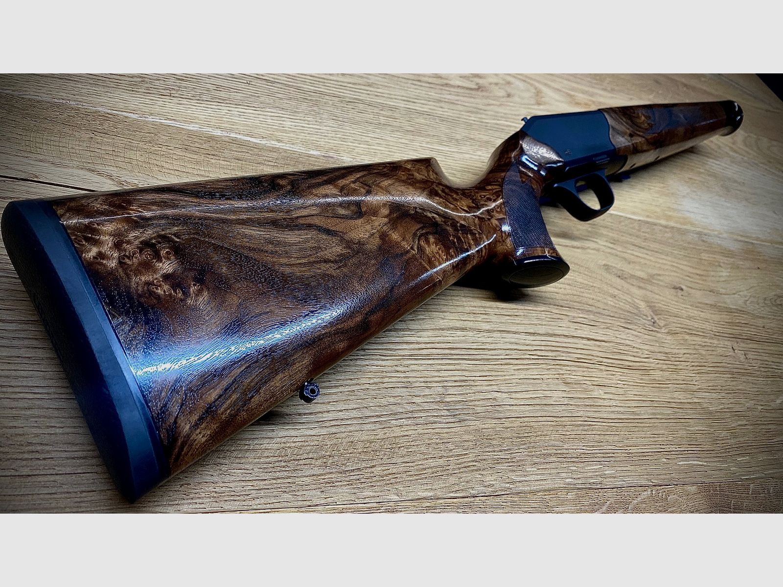 Blaser R8 Schaft / Holzklasse 7 / Bayrische Doppelfalzbacke / glänzendes Finish / Logo Schwarz