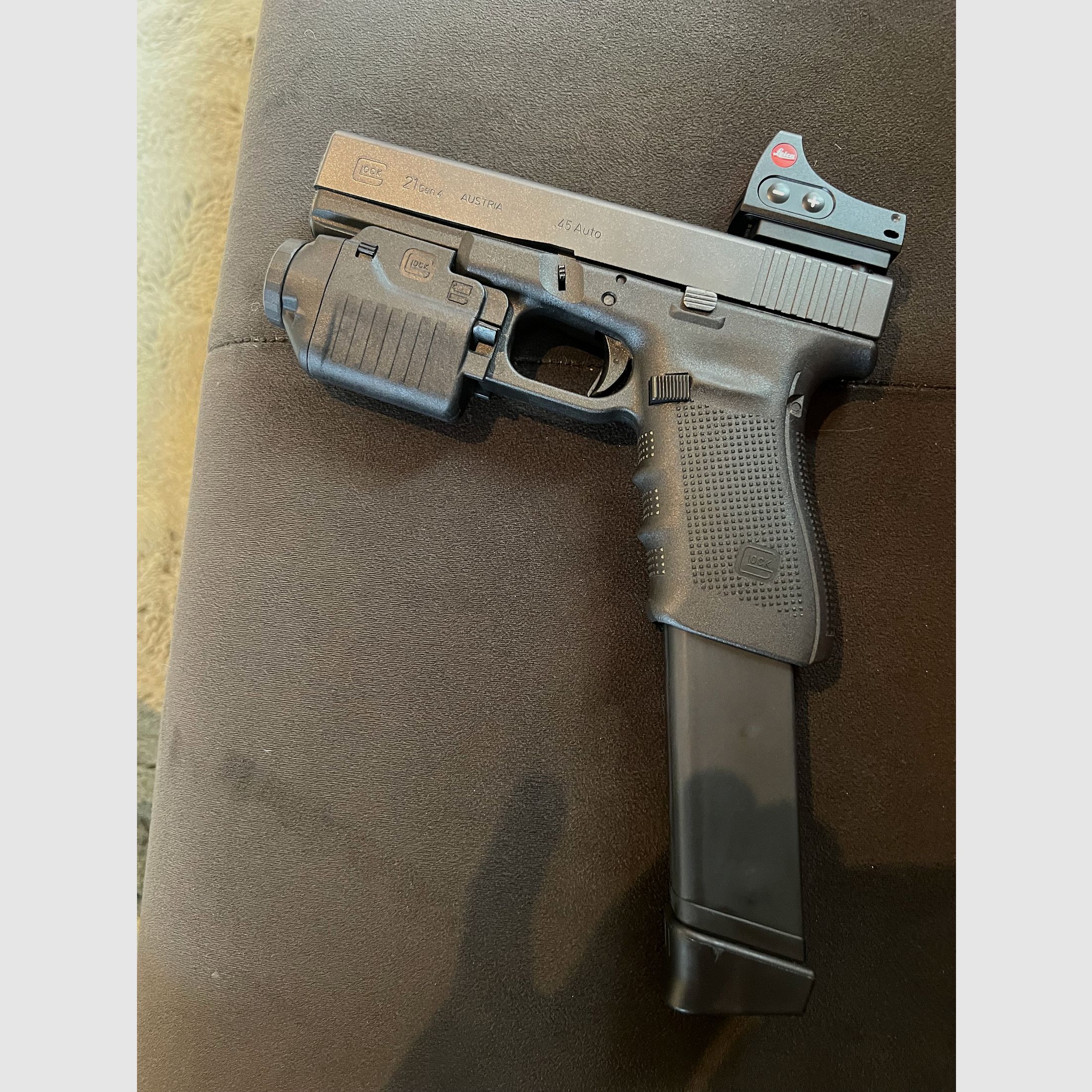 Glock 21 Gen 4 / Celownik Leica Red Point / Lampa Glock