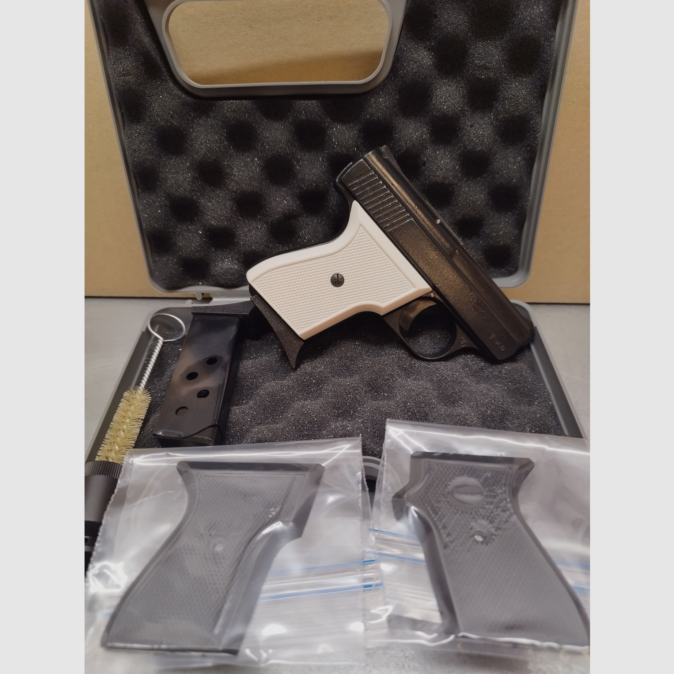 Rekord Mod. 15-9 Snowflake Pistolet alarmowy 9mm oksydowany z dodatkowym magazynkiem i czarnymi okładzinami !!Nowy towar!!