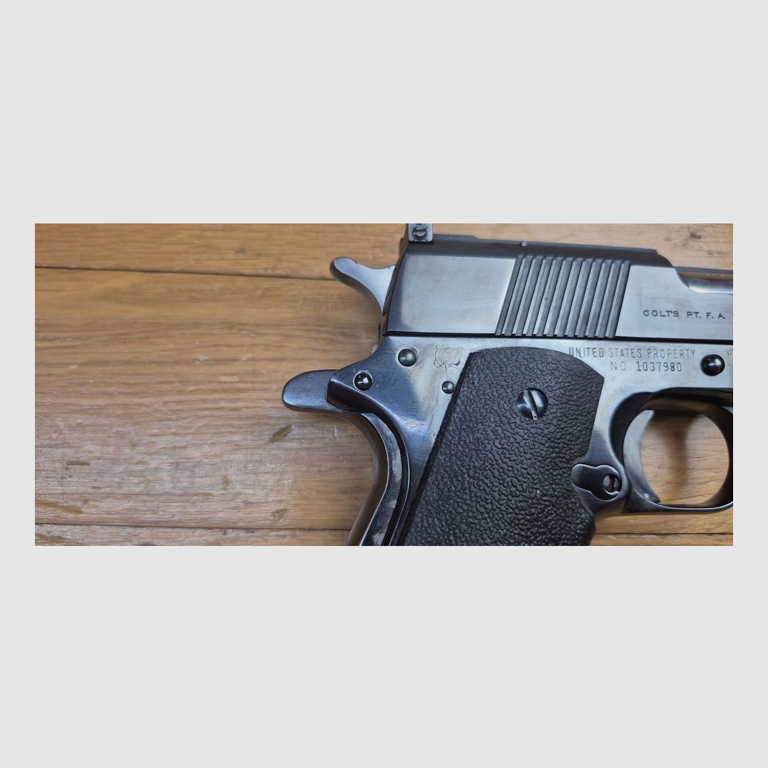 Wunderschöner und echter Colt 1911 in 22LR – Trainingswaffe – „United States Property“ – Einzigartiges Set – Basierend auf einer Colt-Umrüstung und einer wunderschönen Waffe von 1943 – Makellose Mechanik – Neuer Lauf – Prächtige Brünierung im schönsten Colt-Blau – Beste Grundlage für das Training mit der 1911 – TBE++, Bild 23 von 25