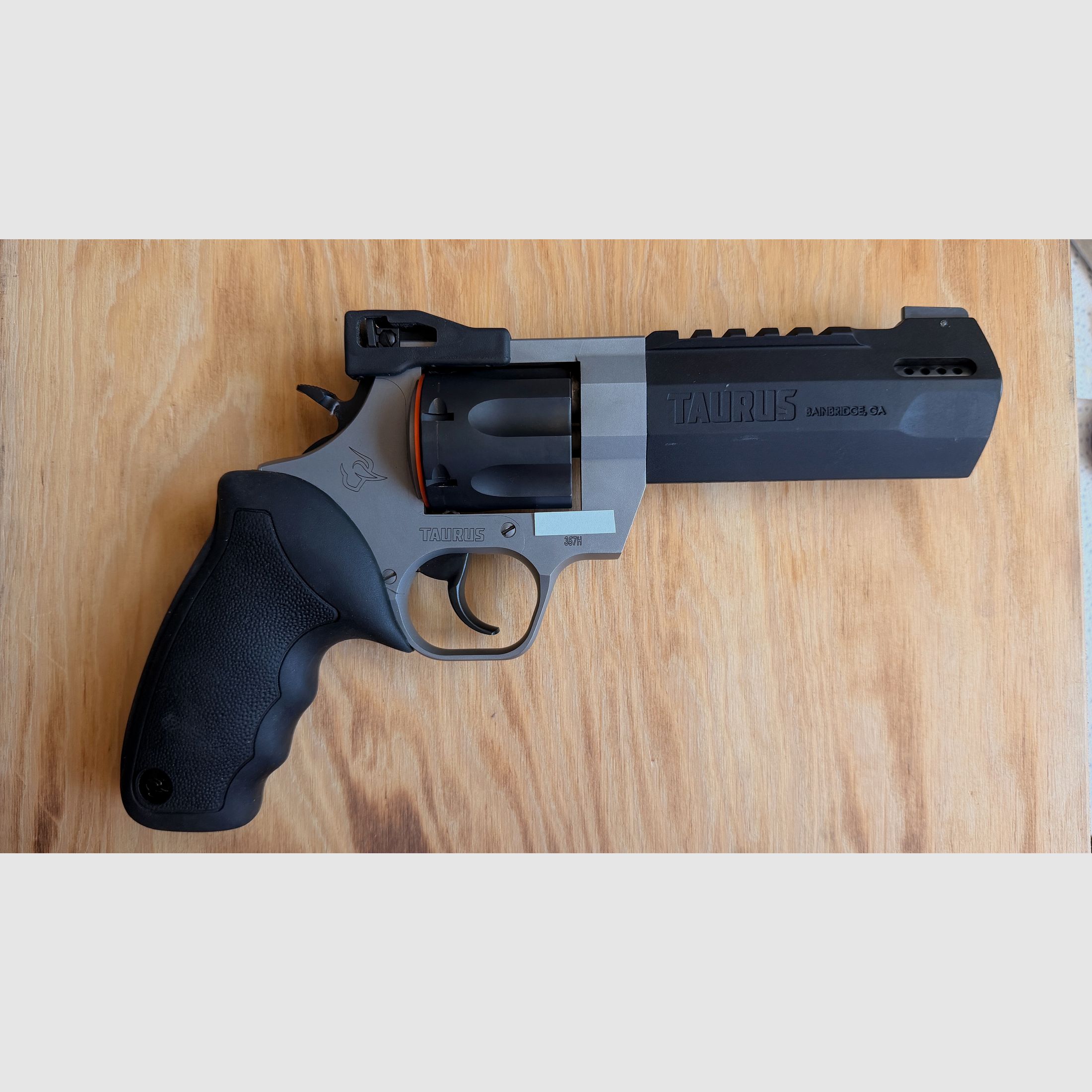 Taurus Raging Hunter 357 .Mag. – Bassa potenza di sparo, incl. Jetloader e impugnature in legno, colore DuoTone, lunghezza canna 5 1/8.