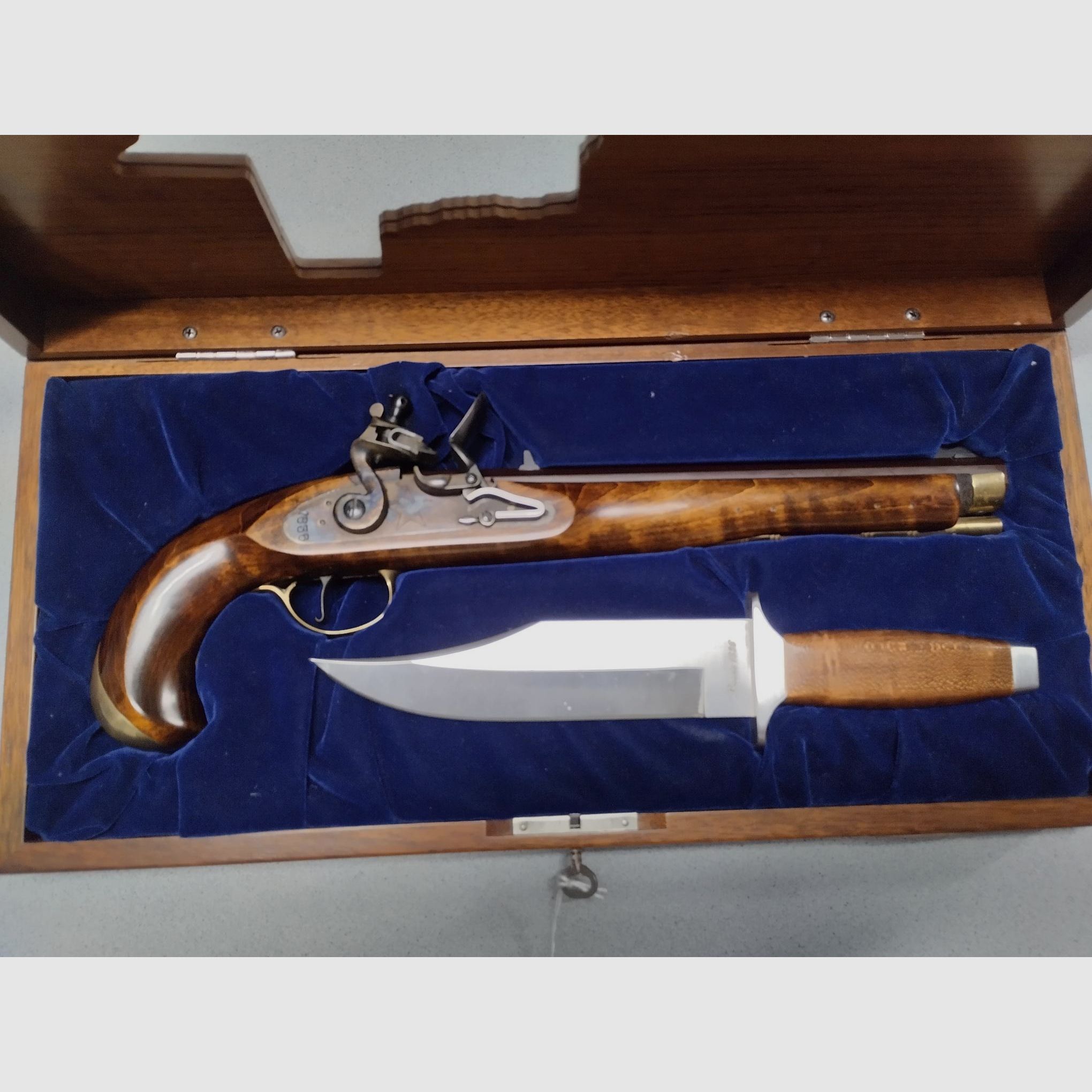 Bardzo ładne pudełko Pedersoli Alamo 1836 z pistoletem na kapiszony Navy Moll kal. 45 + nożem Bowie, w stanie nowym!