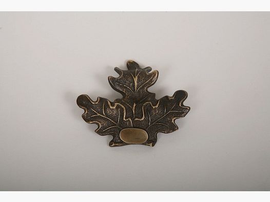 Lovergreen kleine Bronzestatue Motiv Trophäenhalter aus Eichenlaub