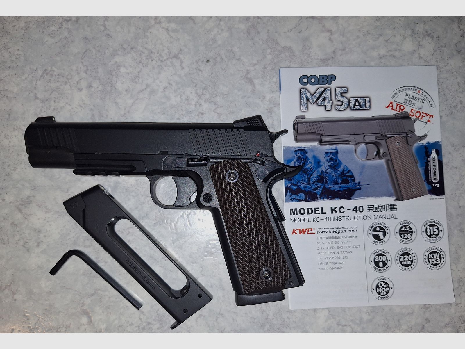 4x pistole airsoft NBB z walizką