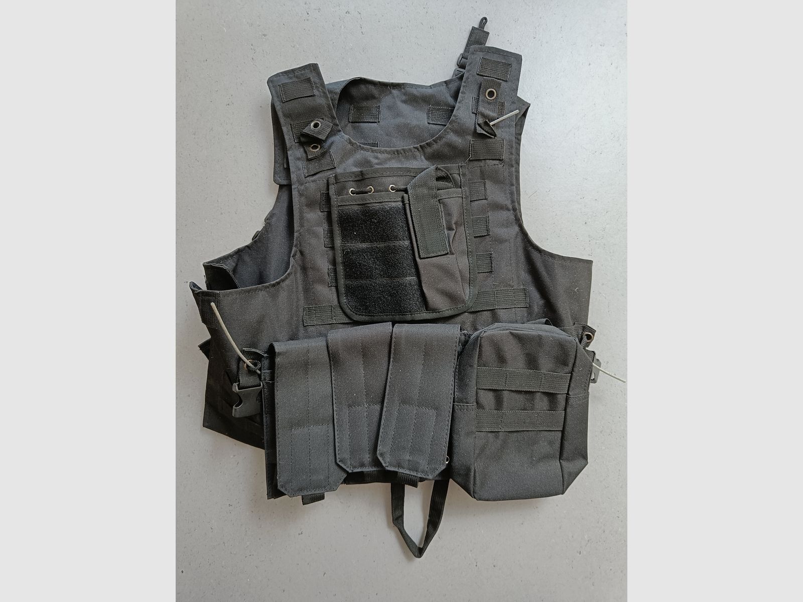 Komplette Airsoft-Ausrüstung – Gewehr, Weste, Visier, Tasche, Speedloader – Alles dabei!