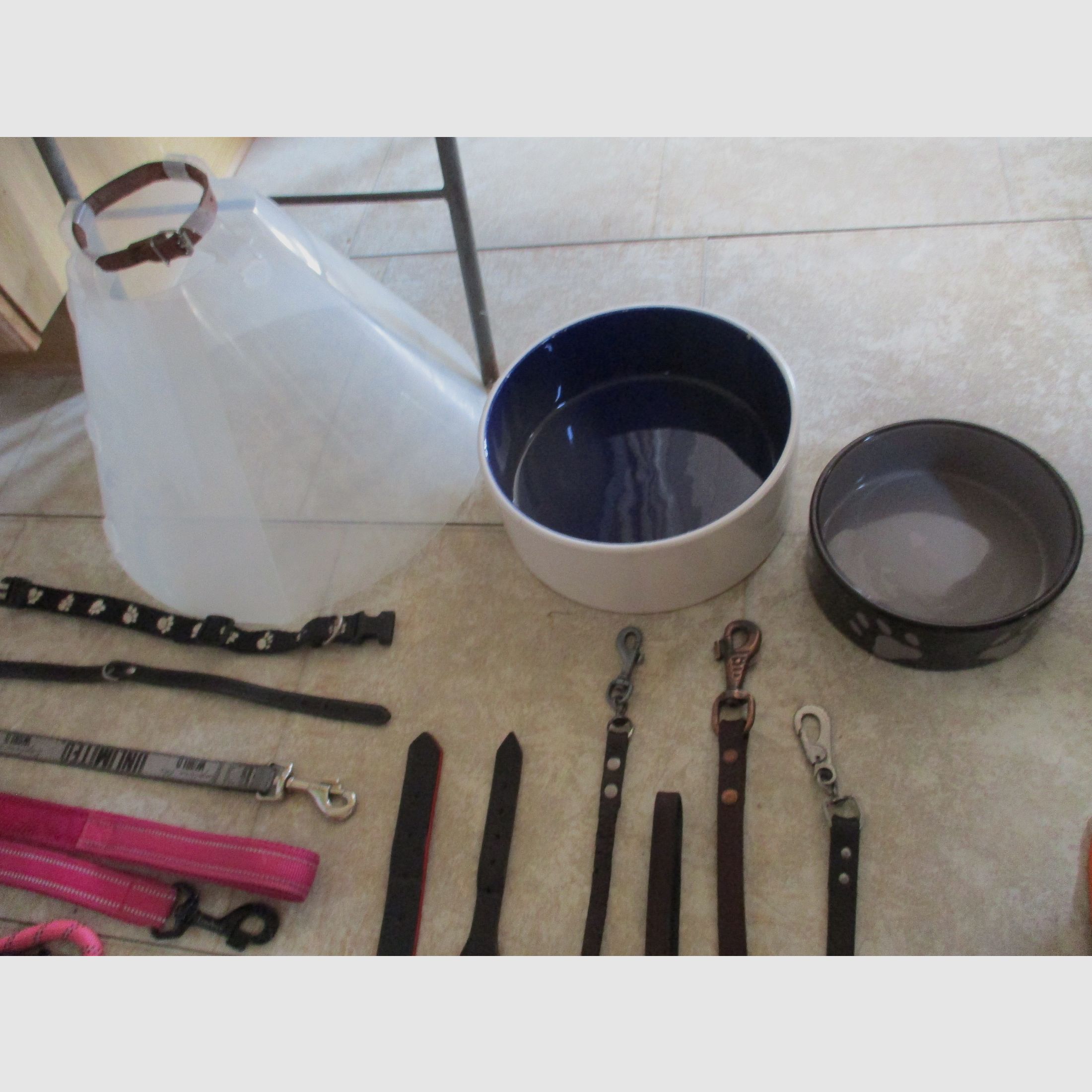 Hundezubehör, Leinen, Halsbänder, Kleidung, Näpfe...