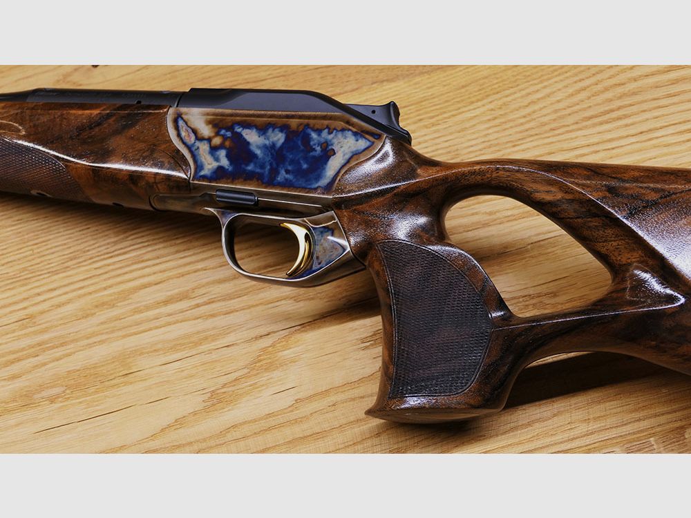 Blaser R8 mit Bunthärtung / Stahlsystem / kannelierter Lauf .308 / Stahlkugel gerändelt mit Blume und Goldlinie / goldener Verschlusskopf /  TRAUM AUS HOLZ & STAHL