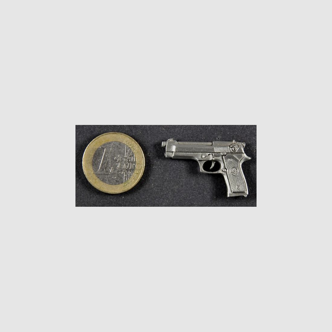 Beretta 92 Pistole als Metall-Anstecker