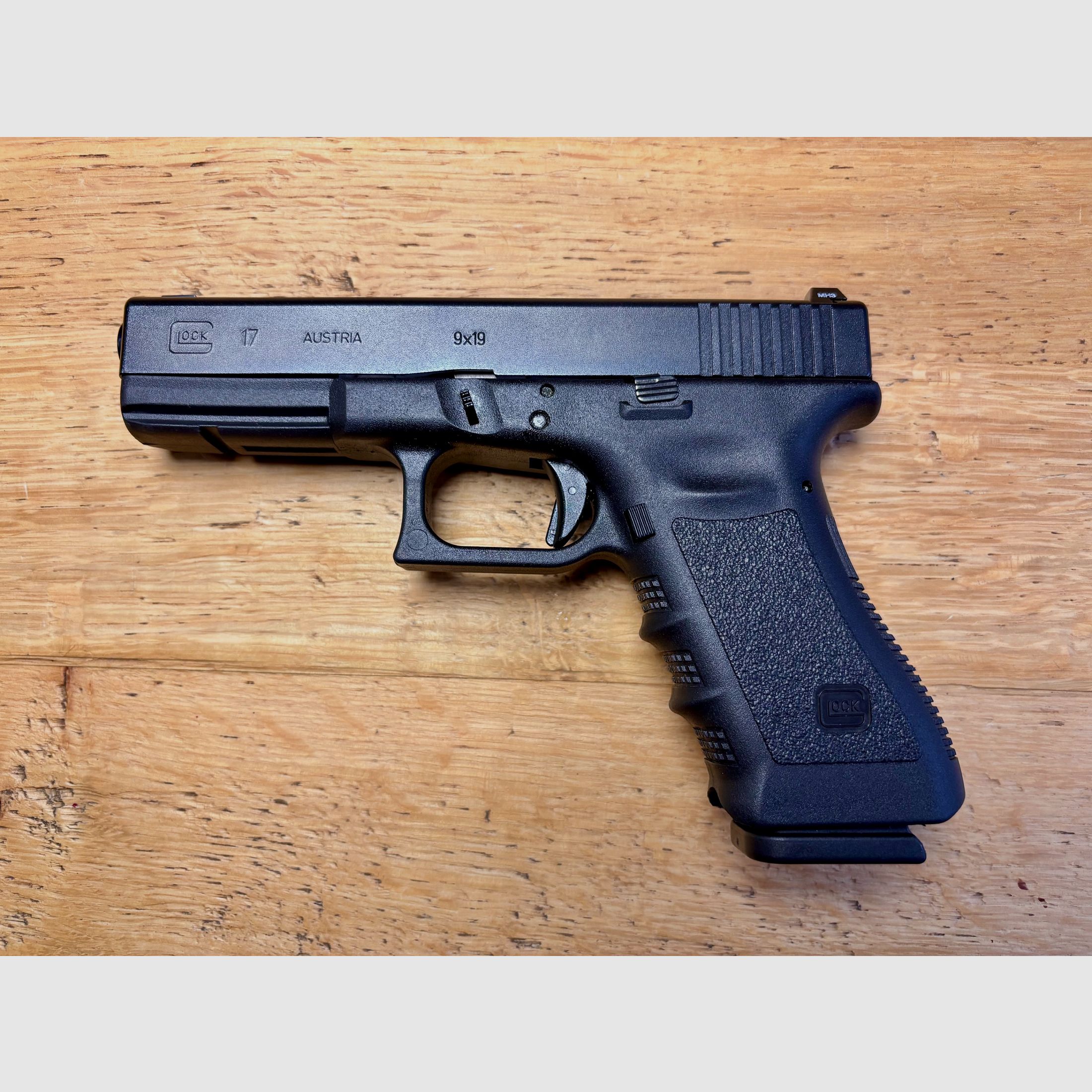 Pistola semiautomatica Glock 17 cal. 9mm con molti accessori, immagine 1 di 10