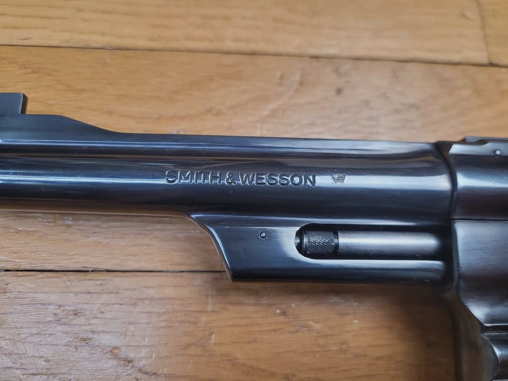 Mythos Revolver Smith&Wesson Modell M27-2 – Kal. .357Mag – Waffe von 1981 – Qualität und Mechanik heute nicht mehr zu finden – Revolver des FBI und der Fallensteller – 6 Zoll geriffelter Lauf – Wunderschöne glänzende schwarze Brünierung – Ausnahmewaffe für Ausnahme-Schützen – TBE+, Bild 25 von 25