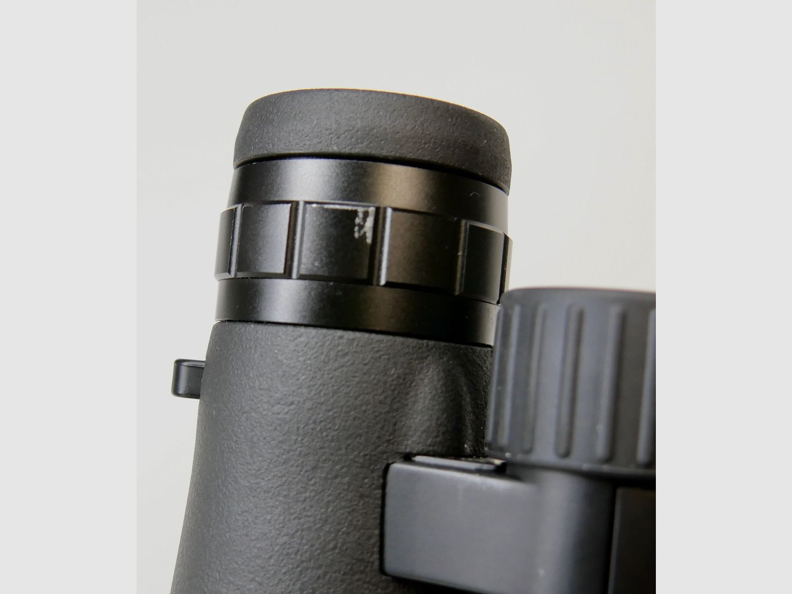 Expositor DDoptics prismáticos EDX 7x42