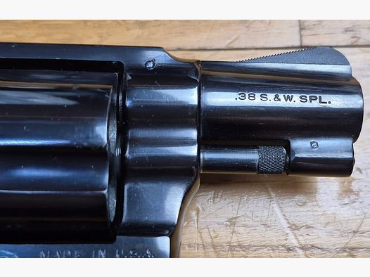 Peu courant Revolver Smith&Wesson Mod 36-1 ou « Chiefs Special » – 5 coups en cal. 38 SP – Canon 2 pouces neuf – Arme de 1975 – Plaquettes Pachmayr en supplément – État proche du neuf ! – TBE++