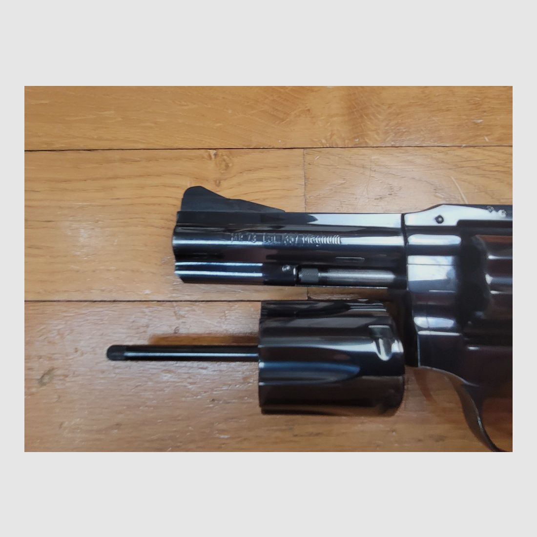 Außergewöhnliches Originalset Revolver Manurhin MR73 – Modell Gendarmerie in 4 Zoll – Kal. 357 Mag – Mit seinem seltenen 6-Schuss-Zylinder in 9 Para – In seiner Originalbox mit Zubehör, Handbuch und Originaldokumenten – Sehr seltenes Set auf dem Markt und in einem traumhaften Zustand!, Bild 7 von 26