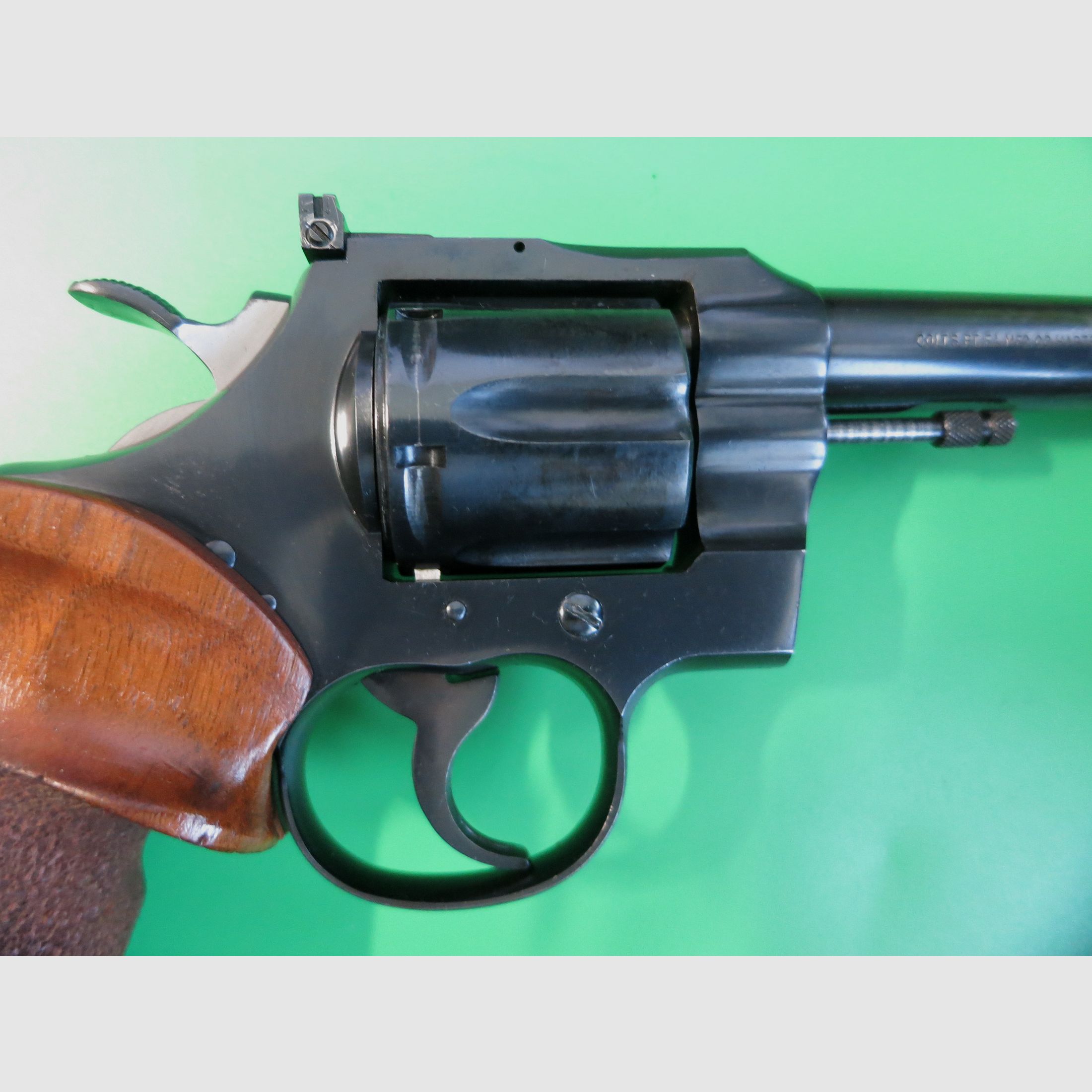 Revolver COLT Officer's Model Match, Vijfde uitgave van de serie in .22lr, Sportgreep #2