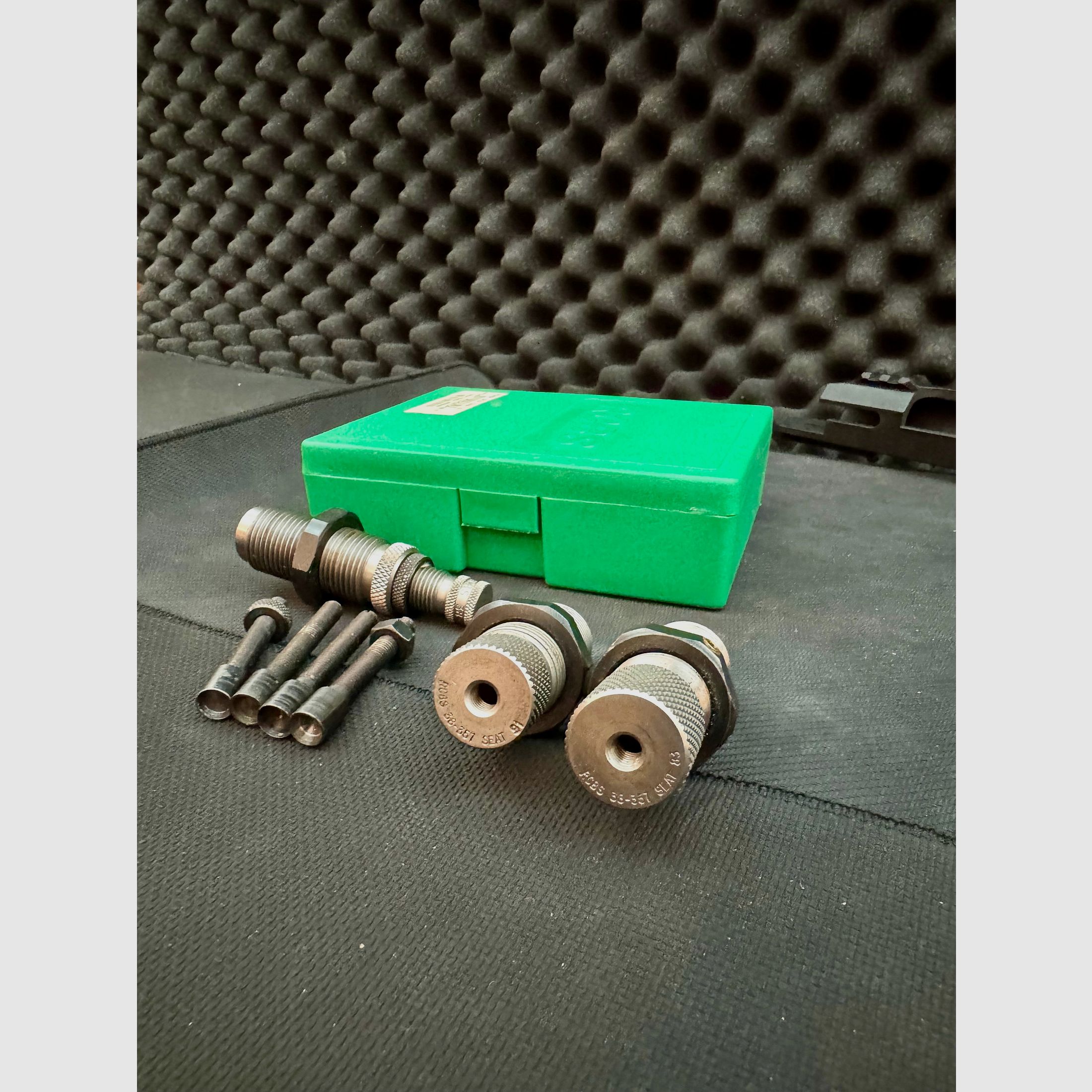 RCBS dies 38/357 .38Sp and .357Mag, 2 seating dies and one expanding die, 4 bullet stamps