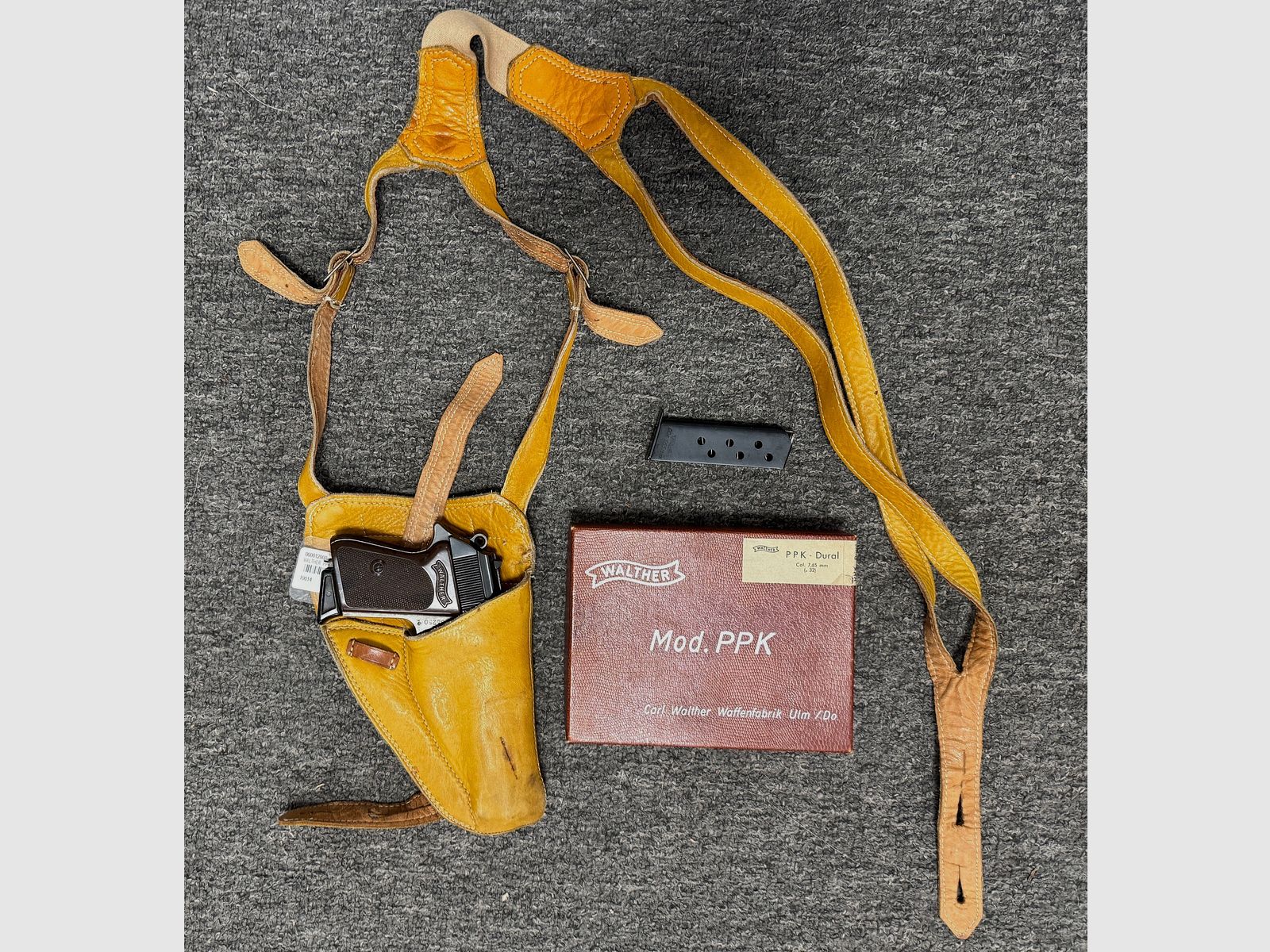 Walther PPK 7,65mm van 1965 met 2 magazijnen & speciale holster