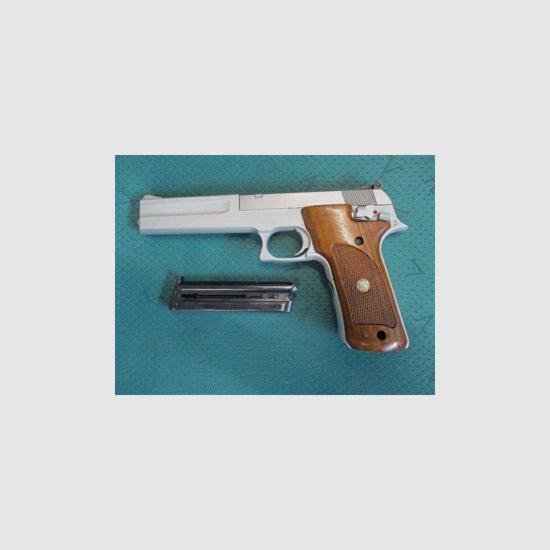 Pistola Smith & Wesson 622 con cargador de repuesto 622