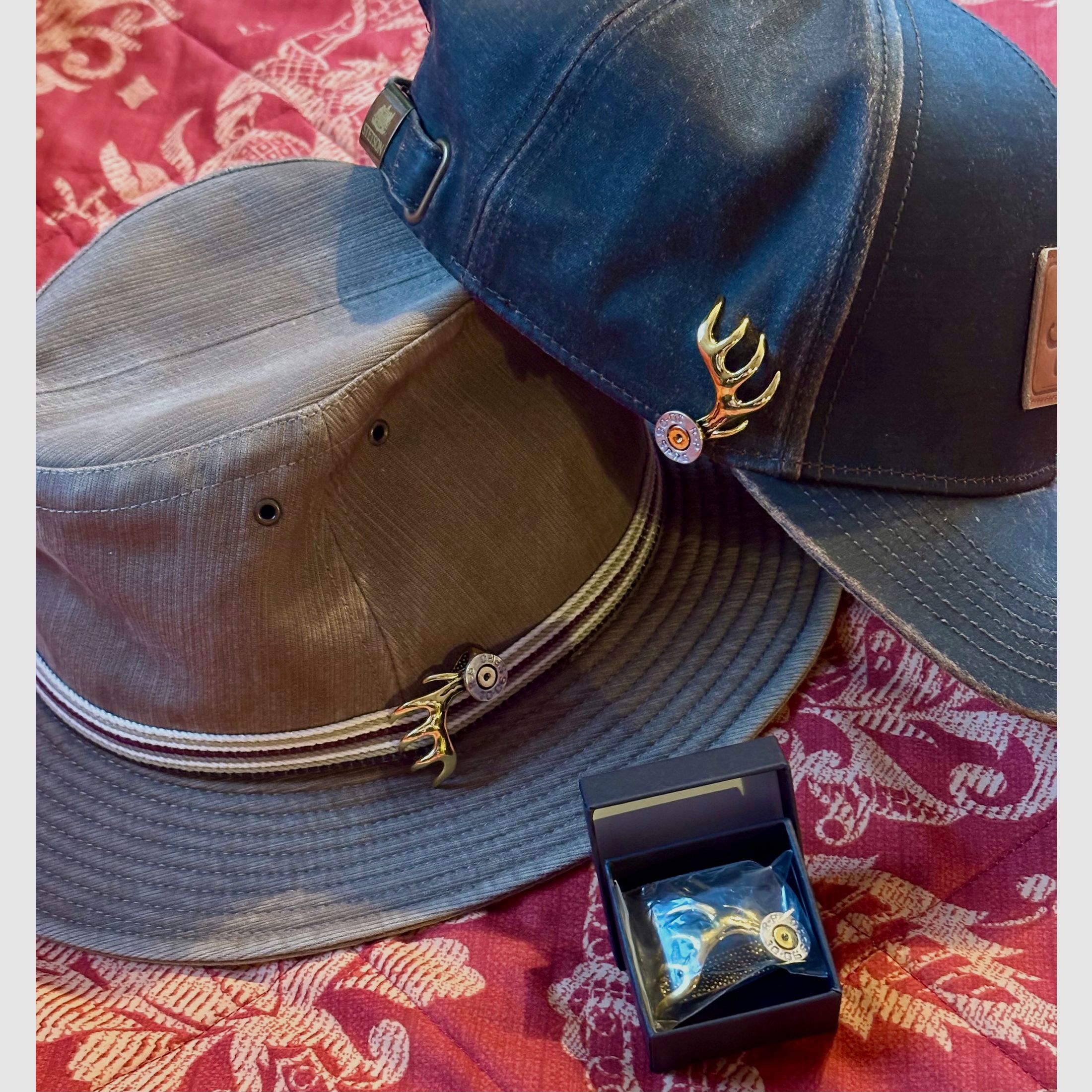 Przypinka do kapelusza lub kołnierza „Patrona „.30.06 Springfield z eleganckim i rzadkim porożem