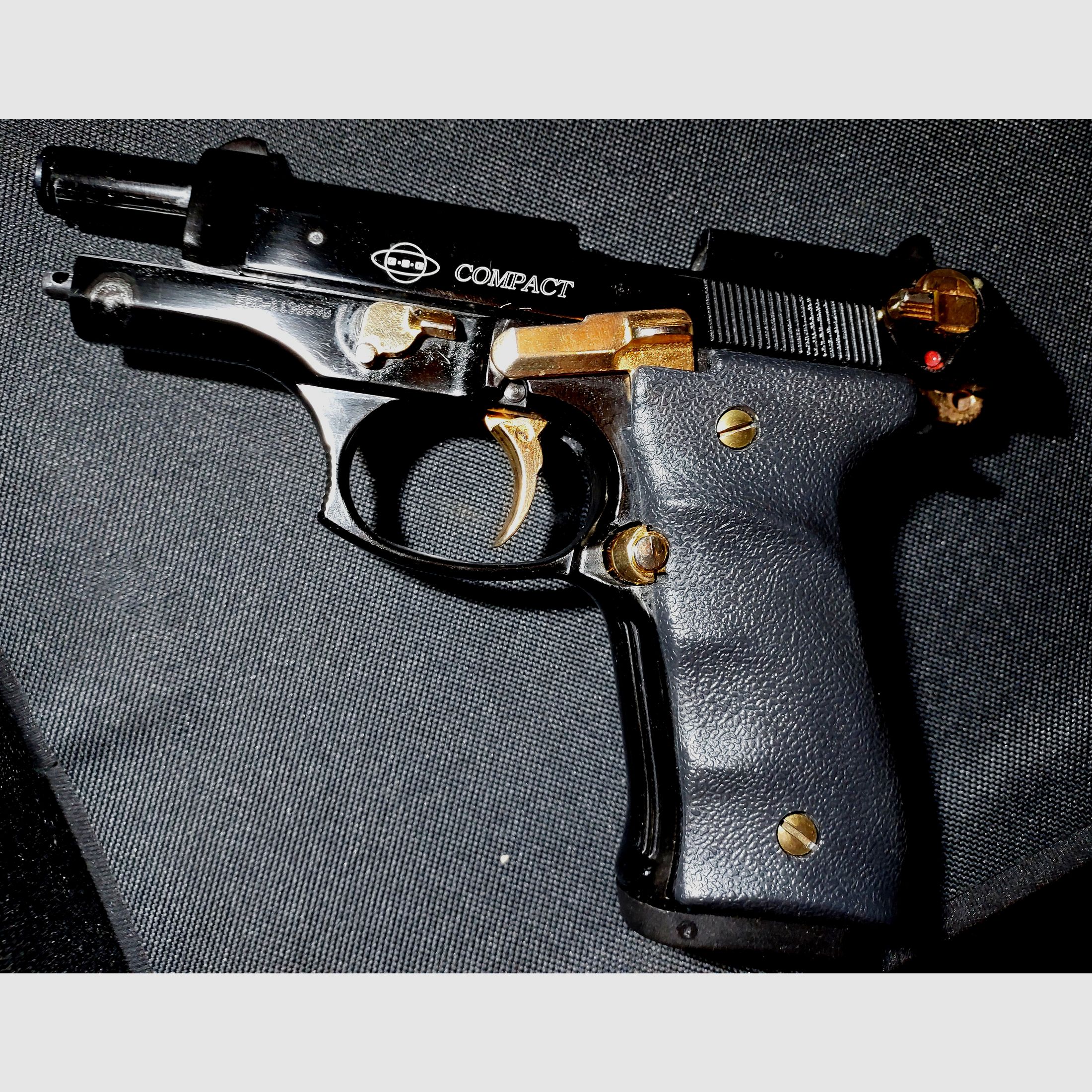 Pistola a gas Ekol Firat Compact in nero e oro, calibro 9mm P.A.K. (PTB 929)