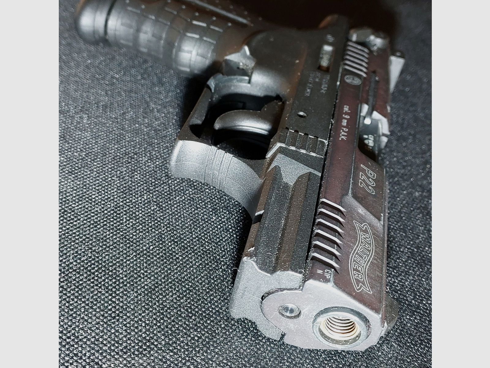 Walther P22 (P 22 Classic) Schreckschuss Pistole 9mm P.A.K. schwarz (PTB 778) mit neuem Normani Holster