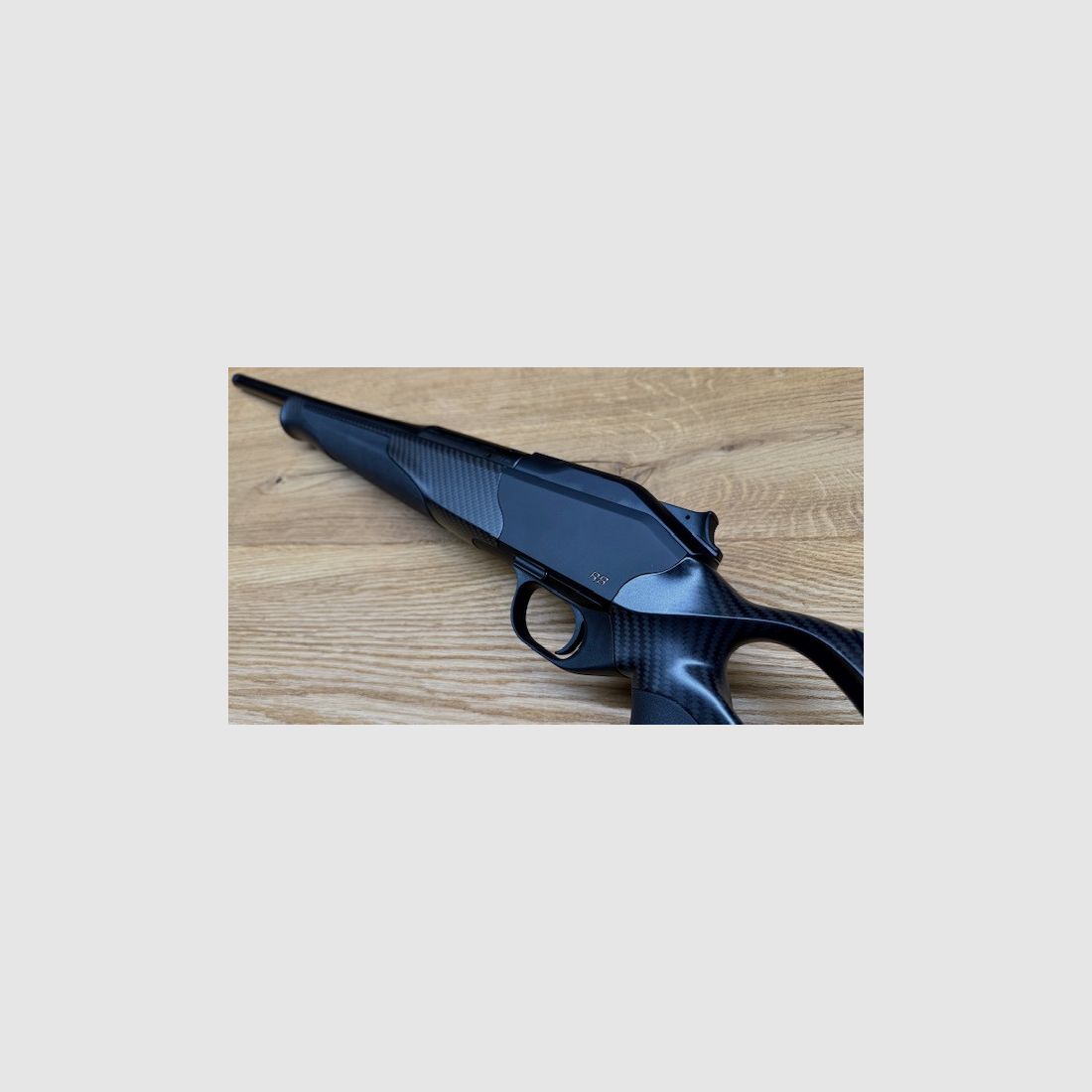 Blaser R8 Carbon / Elastomer / Atzl-Abzug / gekürzter Lauf / Mündungsgewinde / Logo schwarz glänzend / Vorderschaftabschluss carboniert