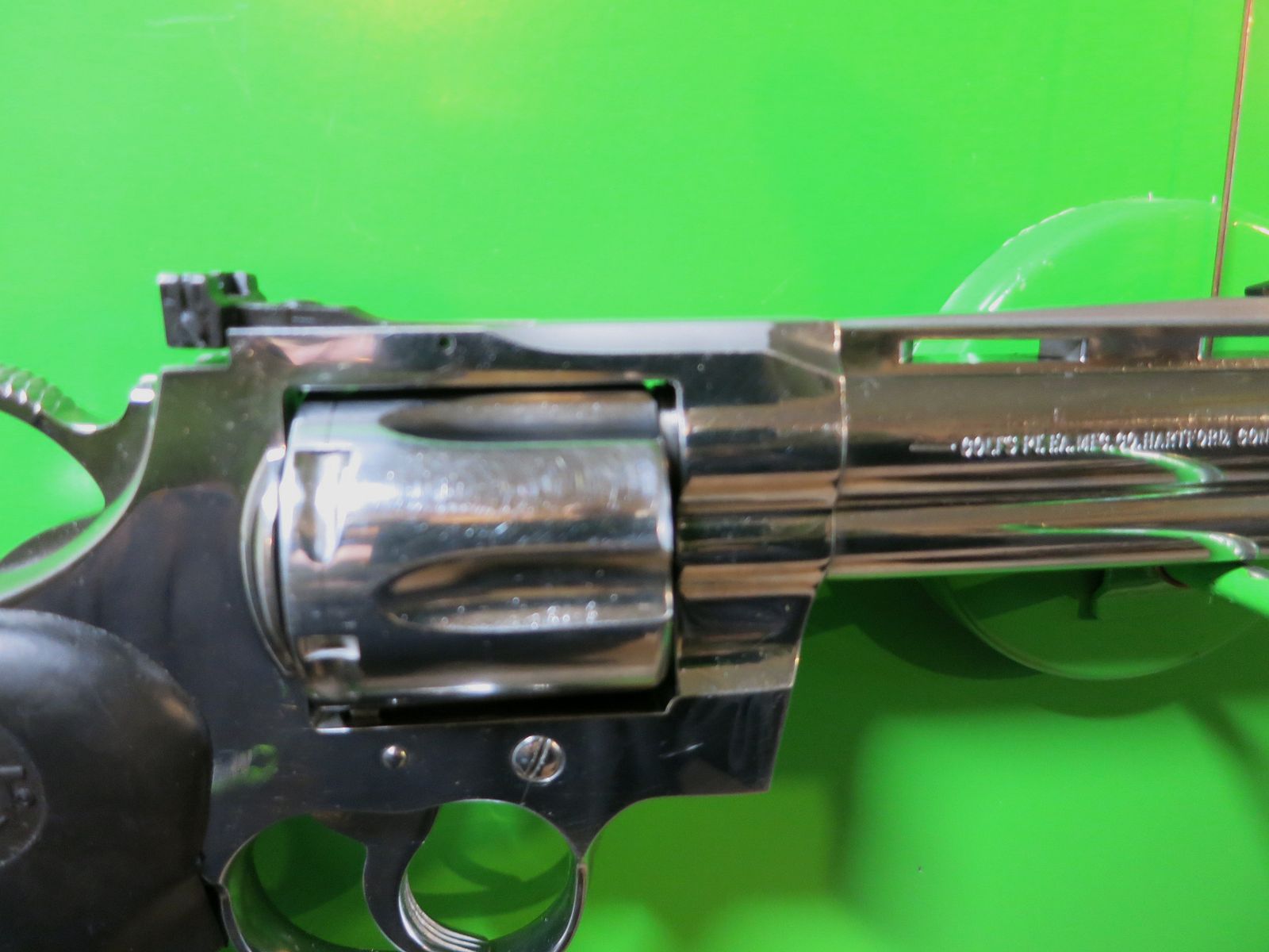 Revolver COLT PYTHON, Acier inoxydable (Poli brillant), .357 Magnum, 4" canon, Poignée de sport en caoutchouc   #25-