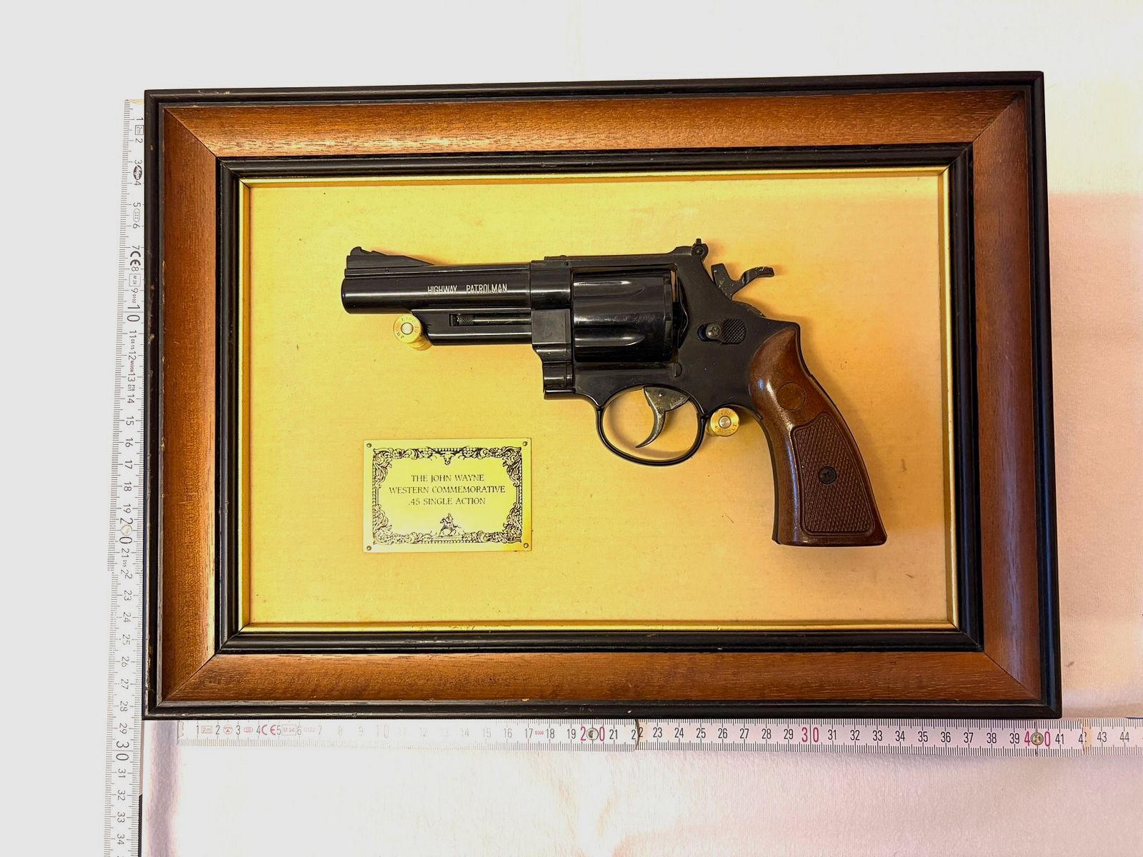 ••• Deko - Revolver .45 S&W - John Wayne - Highway Patrol - im Bilderrahmen •••