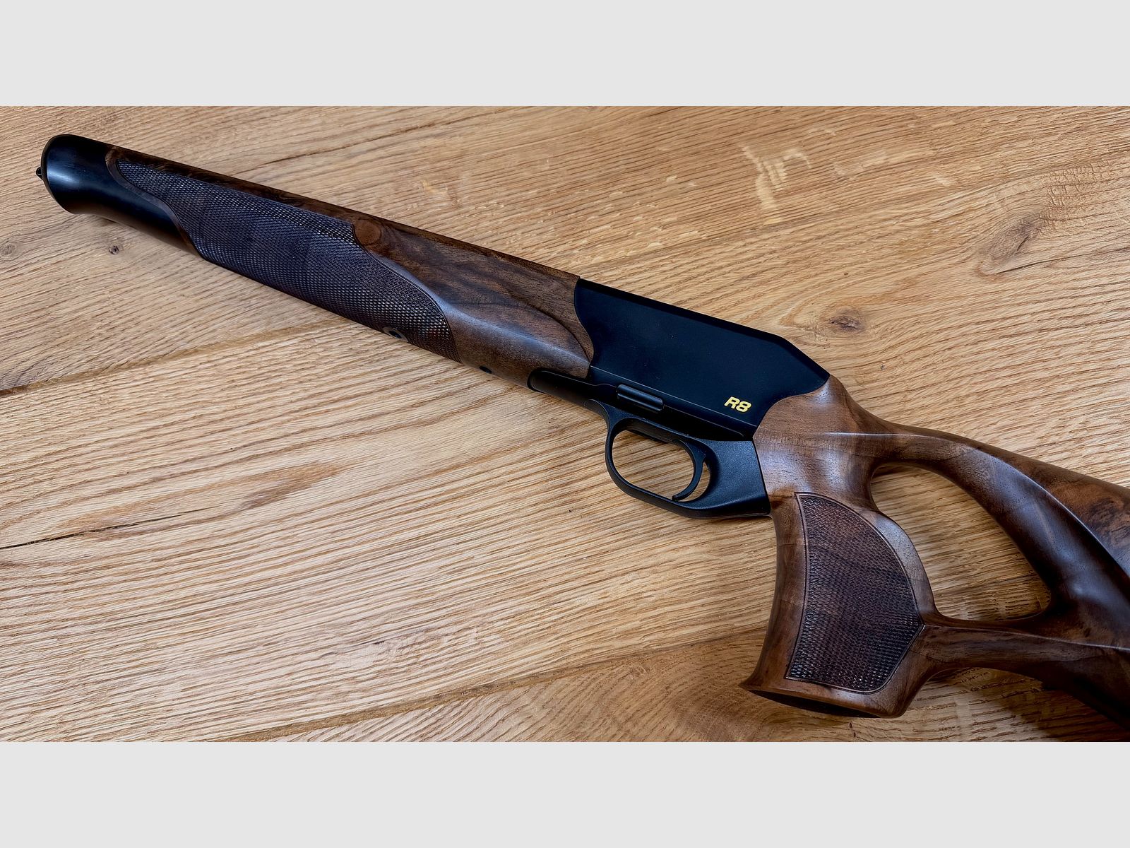 Blaser R8 Success Schäftung / Holzklasse 4 / R8 Logo in Gelb / top Holz absolute Gelegenheit