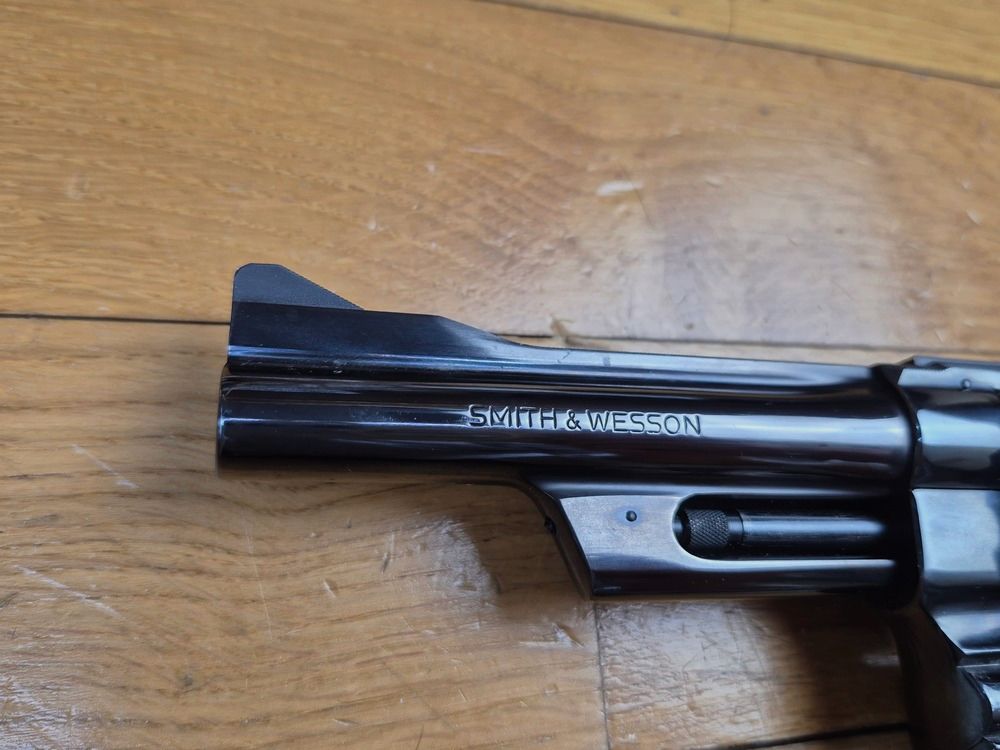 Mythische revolver Smith&Wesson model M27-2 – Kal. .357Mag – Wapen uit 1978 met 5 inch – Kwaliteit en mechanica die vandaag de dag niet meer te vinden zijn – Revolver van de FBI en politie – 5-inch gefluteerde loop – Prachtige glanzende zwarte afwerking – Uitzonderlijk wapen voor uitzonderlijke schutter – TBE++ Bijna nieuw!, afbeelding 28 van 28