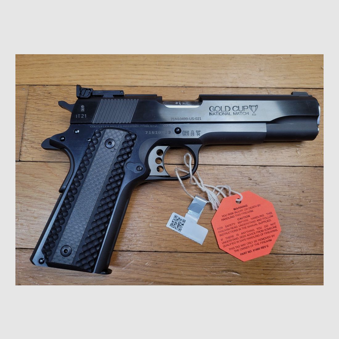Ikonische Colt 1911 Gold Cup National Match – Serie 70 – Kal. 45acp – Exemplar vorbereitet mit Bushing Briley, DPM Kit und Hogue Griffschalen (das Beste!) – Ultra präziser verstellbarer Abzug – Wunderschöne Brünierung – Gerippter und flacher Verschluss – Matchlauf – Waffe von 2021, die kaum je Pulver gesehen hat (400 Schüsse!) – Der Python unter den 1911, geliefert in seinem kompletten Originalkoffer – Neuwertiger Zustand!, Bild 2 von 28
