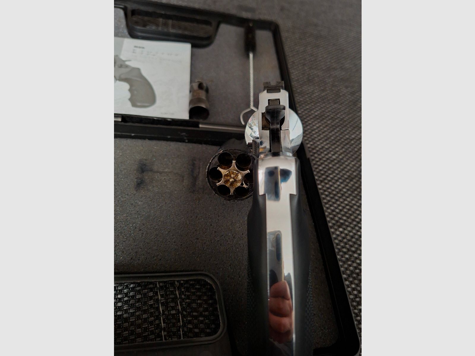 Zoraki R2 3 pulgadas PIEZA ÚNICA.Descripción Querida comunidad de eGun,  está a la venta un Zoraki R2 3" en calibre 9 mm R.K. en una excepcional versión Duo-Tone cromo/negro.  El revólver cuenta con el armazón y cañón cromados, así como un tambor negro y cachas negras. El tambor negro proviene originalmente de otro revólver y fue instalado en este ejemplar. Esto creó esta combinación Duo-Tone muy interesante y visualmente atractiva, que nunca estuvo disponible regularmente en el mercado libre y no corresponde a la versión de serie.  Otro punto visual destacado es el alza pintada de rojo, que le da al revólver un acento individual adicional.  El revólver ha sido disparado por mí muy poco y se encuentra en un estado muy bueno, casi como nuevo. Técnicamente, el revólver está completamente funcional.  Prueba de fuego: CB (2021)     Contenido del envío:  - Zoraki R2 3" – PTB 1007  - Maletín original  - Documentos originales  - Cepillo de limpieza  - Copa de disparo     Una buena oportunidad para coleccionistas y amantes de los revólveres Zoraki que buscan una versión Duo-Tone inusual.     ¡Por favor, presta atención a las condiciones en MyGun!    Homologación de serie para pistolas / revólveres PTB-Nr.:   1007 más información:  Descripción Querida comunidad de eGun,  está a la venta un Zoraki R2 3" en calibre 9 mm R.K. en una excepcional versión Duo-Tone cromo/negro.  El revólver cuenta con el armazón y cañón cromados, así como un tambor negro y cachas negras. El tambor negro proviene originalmente de otro revólver y fue instalado en este ejemplar. Esto creó esta combinación Duo-Tone muy interesante y visualmente atractiva, que nunca estuvo disponible regularmente en el mercado libre y no corresponde a la versión de serie.  Otro punto visual destacado es el alza pintada de rojo, que le da al revólver un acento individual adicional.  El revólver ha sido disparado por mí muy poco y se encuentra en un estado muy bueno, casi como nuevo. Técnicamente, el revólver está completamente funcional.  Prueba de fuego: CB (2021)     Contenido del envío:  - Zoraki R2 3" – PTB 1007  - Maletín original  - Documentos originales  - Cepillo de limpieza  - Copa de disparo     Una buena oportunidad para coleccionistas y amantes de los revólveres Zoraki que buscan una versión Duo-Tone inusual.     ¡Por favor, presta atención a las condiciones en MyGun!    Homologación de serie para pistolas / revólveres PTB-Nr.:   1007 más información:
