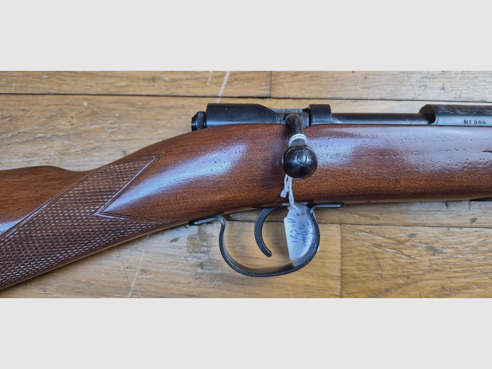 Très jolie carabine de jardin Manufrance – Modèle « Club » – Cal. 9 mm Flobert (balle ou plomb) – Très belles gravures en volutes jusque sur le pontet – Bronzage noir épais 100% d&rsquo;origine – Beaux bois joliment quadrillés – Mécanique et canon intouchés – État quasi neuf – TBE++/TBE+++, image 4 sur 35