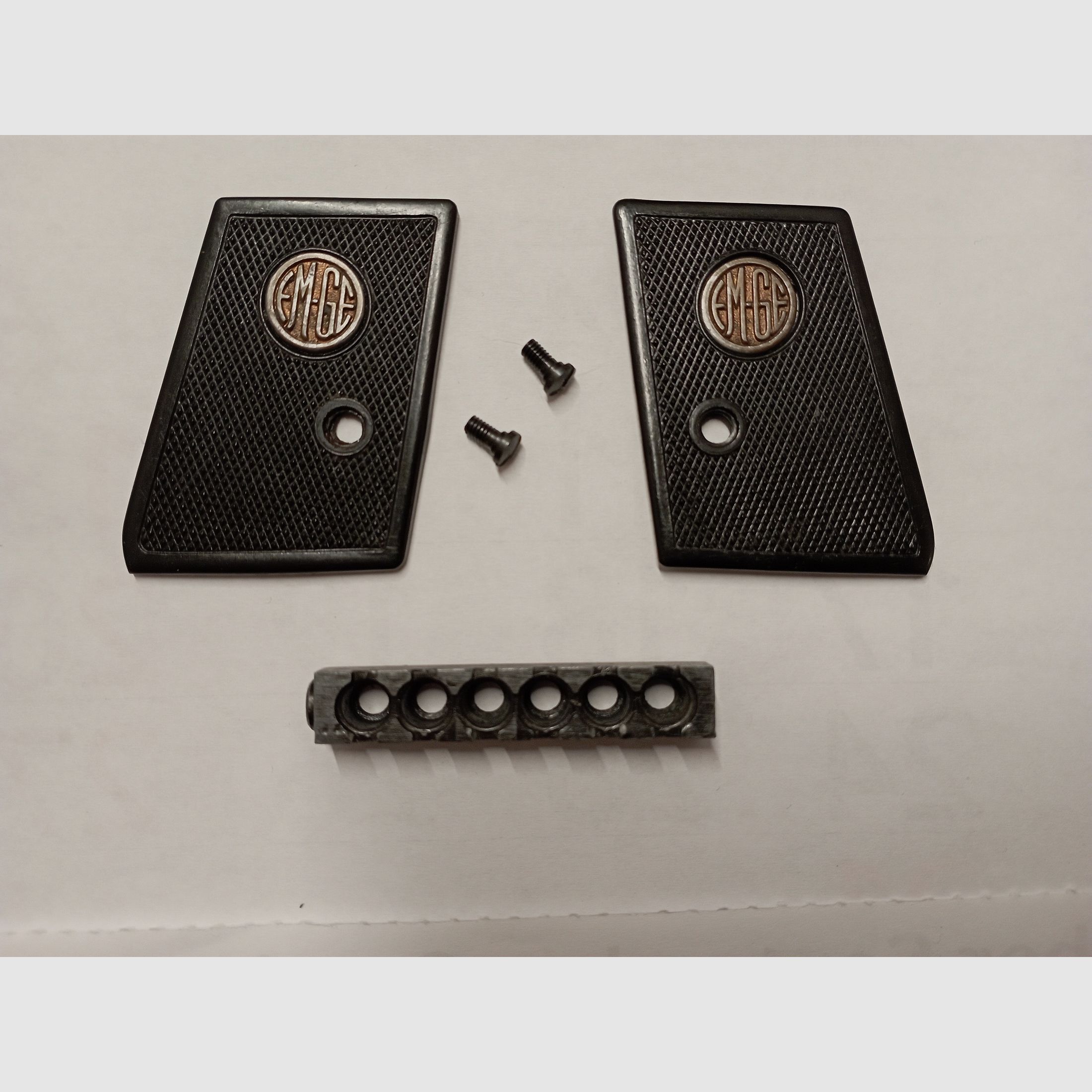 Grip shells and magazine for EM-GE Mod. 2 starter pistol