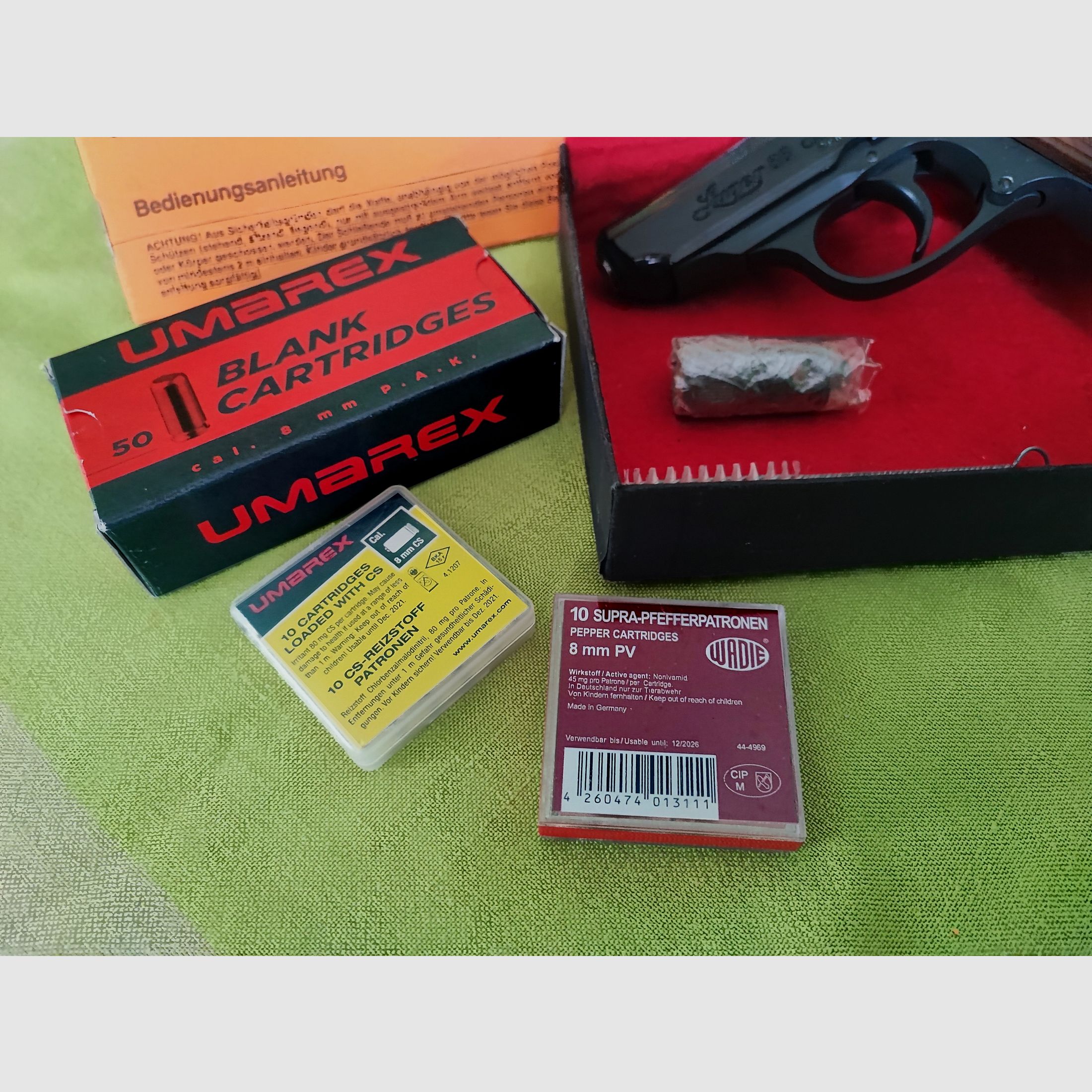 Luger 88 - 8 mmK PTB 414 aus der Röhm-Fertigung mit Holzgriffschalen, Lederholster, Munition