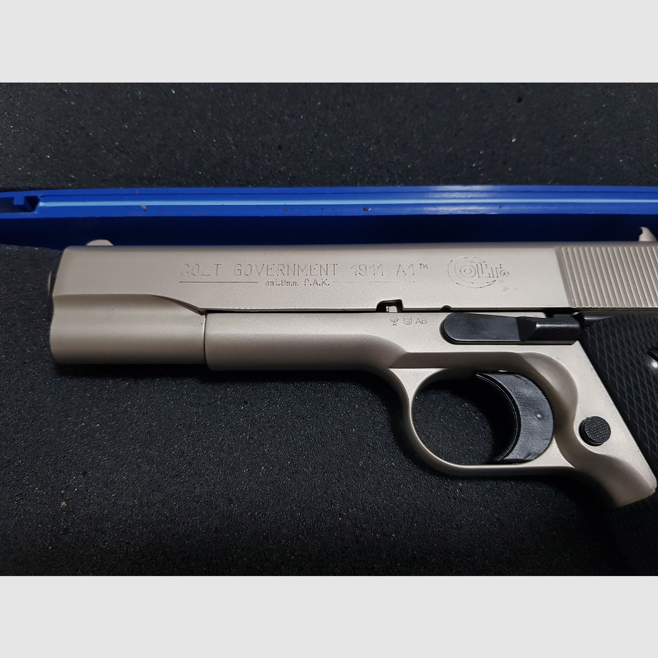 Original Colt Government 1911 A1 Schreckschuss Pistole 9mm PAK vernickelt Org. Koffer 317.02.33 Kontakt: yardsalez@proton.me