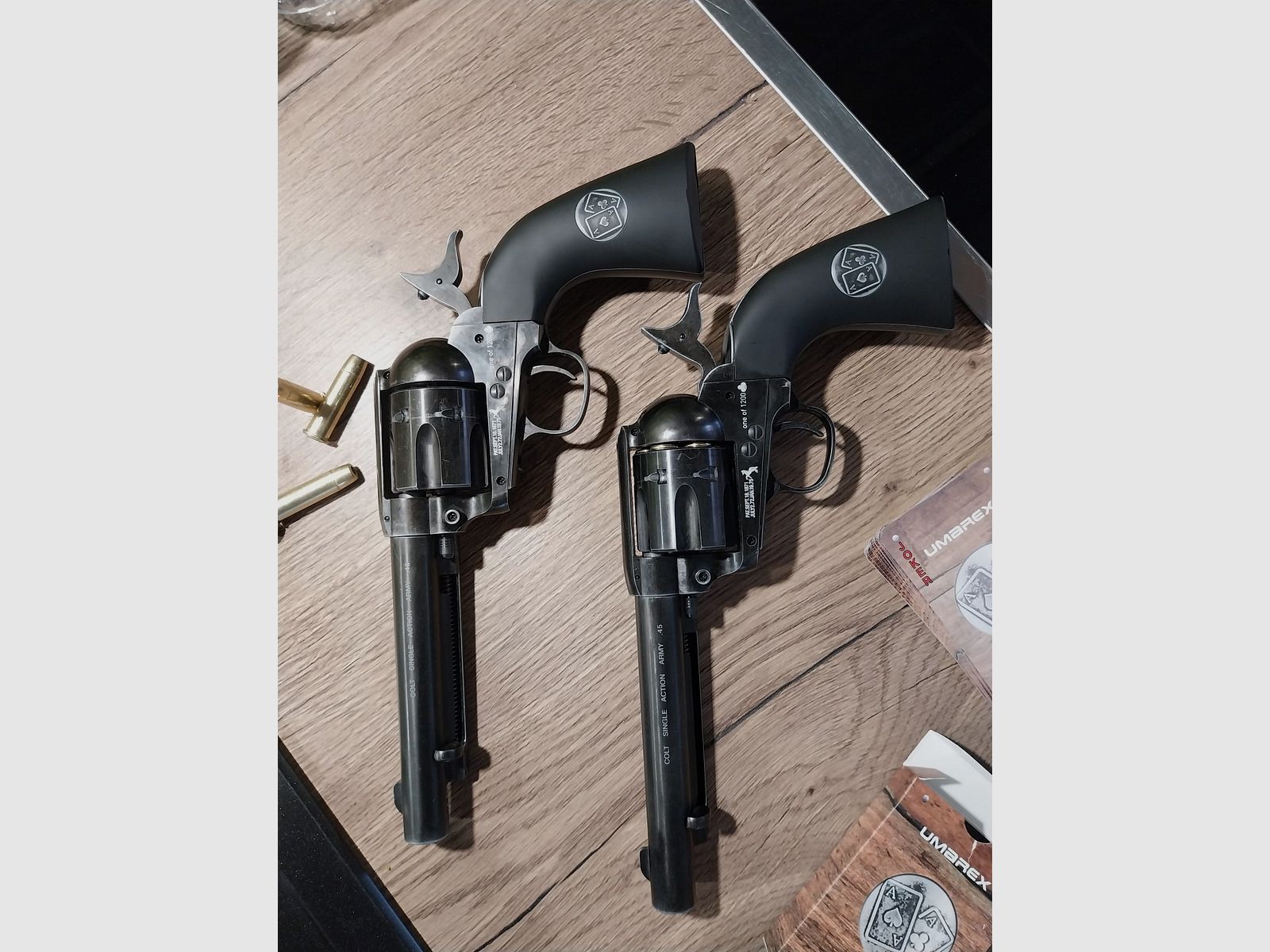 Colt Single Action Army® SAA Double Aces Duel Set - Co2-revolver kaliber 4,5 mm BB (P18) incl. 20 Co2 capsules en 1500 BB's 4,5mm