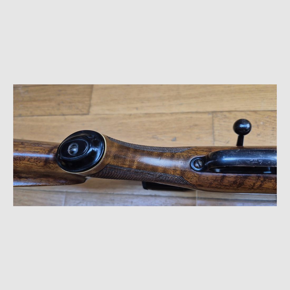 Très belle Carabine de chasse Krico 700 Jagdmatch — Cal .222 Rem — Fabrication Kriegeskorte à Stuttgart — Stetcher à l&rsquo;allemande — Lunette Hensoldt Wetzlar Diatal 4X32 sur montage tourelle 100% acier — Très beau bois de noyer grade élevé — Excellente mécanique — Excellente détente — Très beau canon quasi neuf – TBE/TBE+, image 13 sur 38