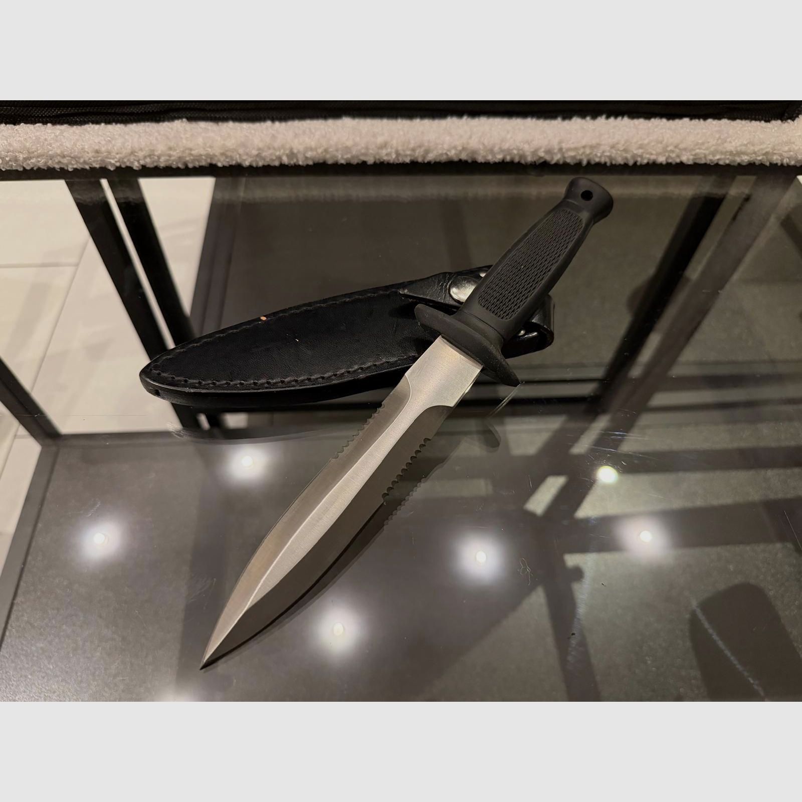 Tactical deployment knife / boot dagger – Double-sided serrated edge – Includes leather sheath