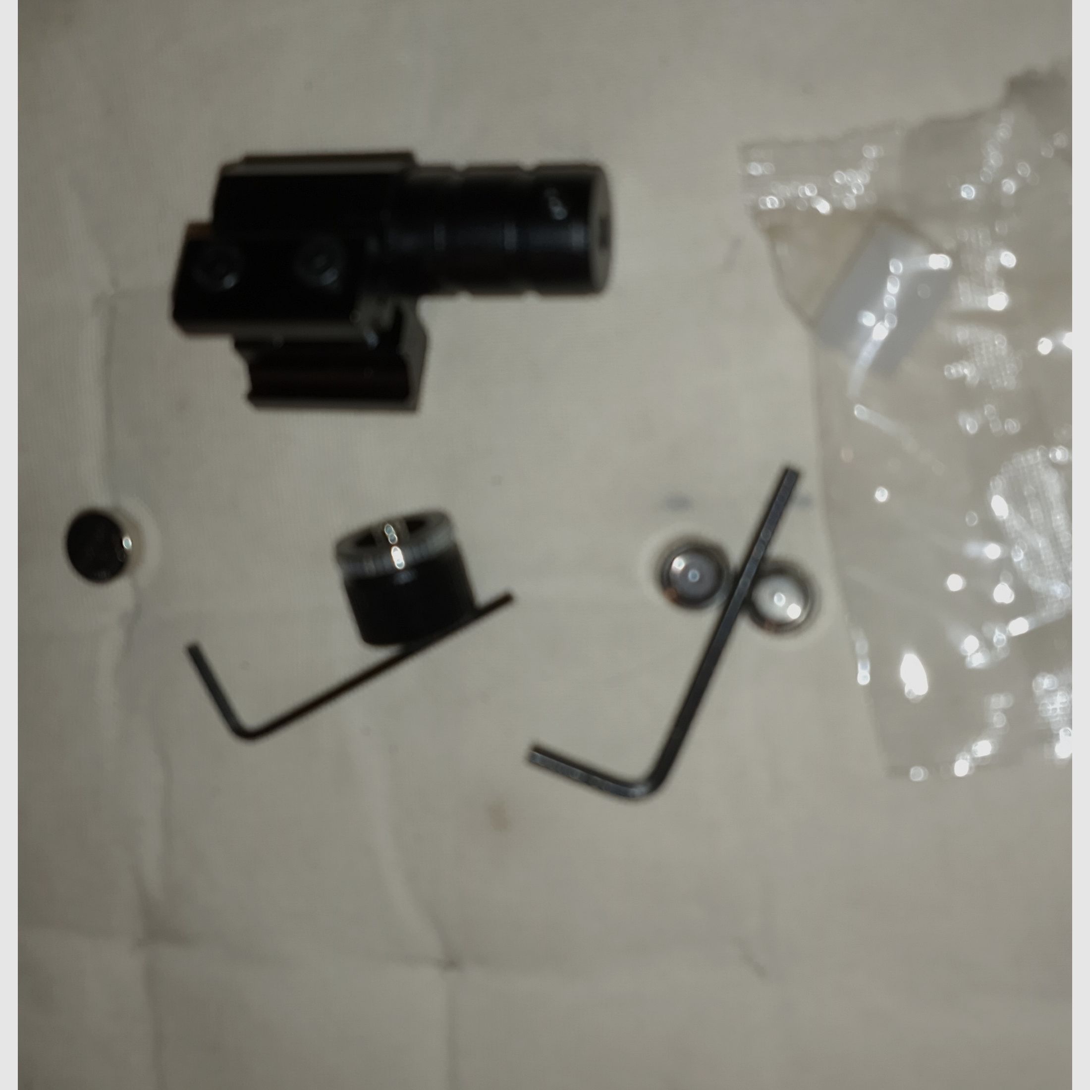 Neu Laser Picatinny Universal Airsoft Softair Paintball Waffe Gewehr Luftgewehr Rotpunkt neue Batterien 11m und 21mm