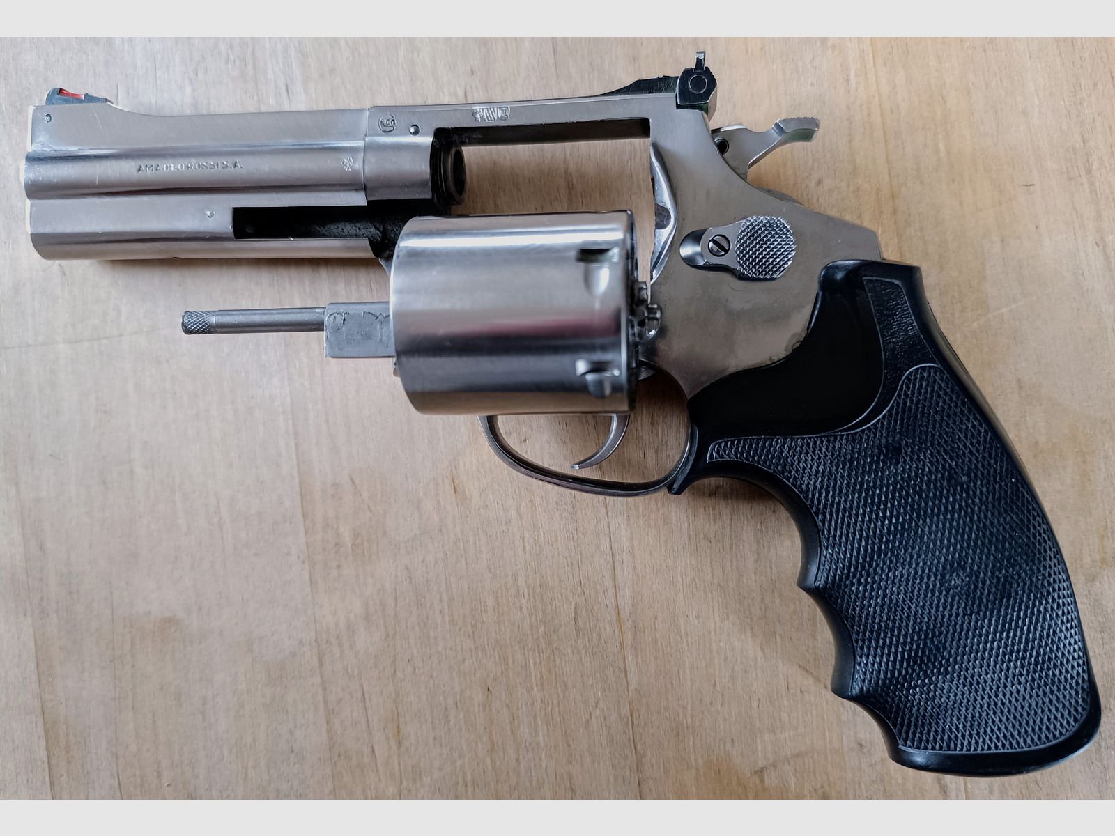 Revolver Marke Rossi Modell 711   .375Mag  4''  Stainlesssteel  Ausführung