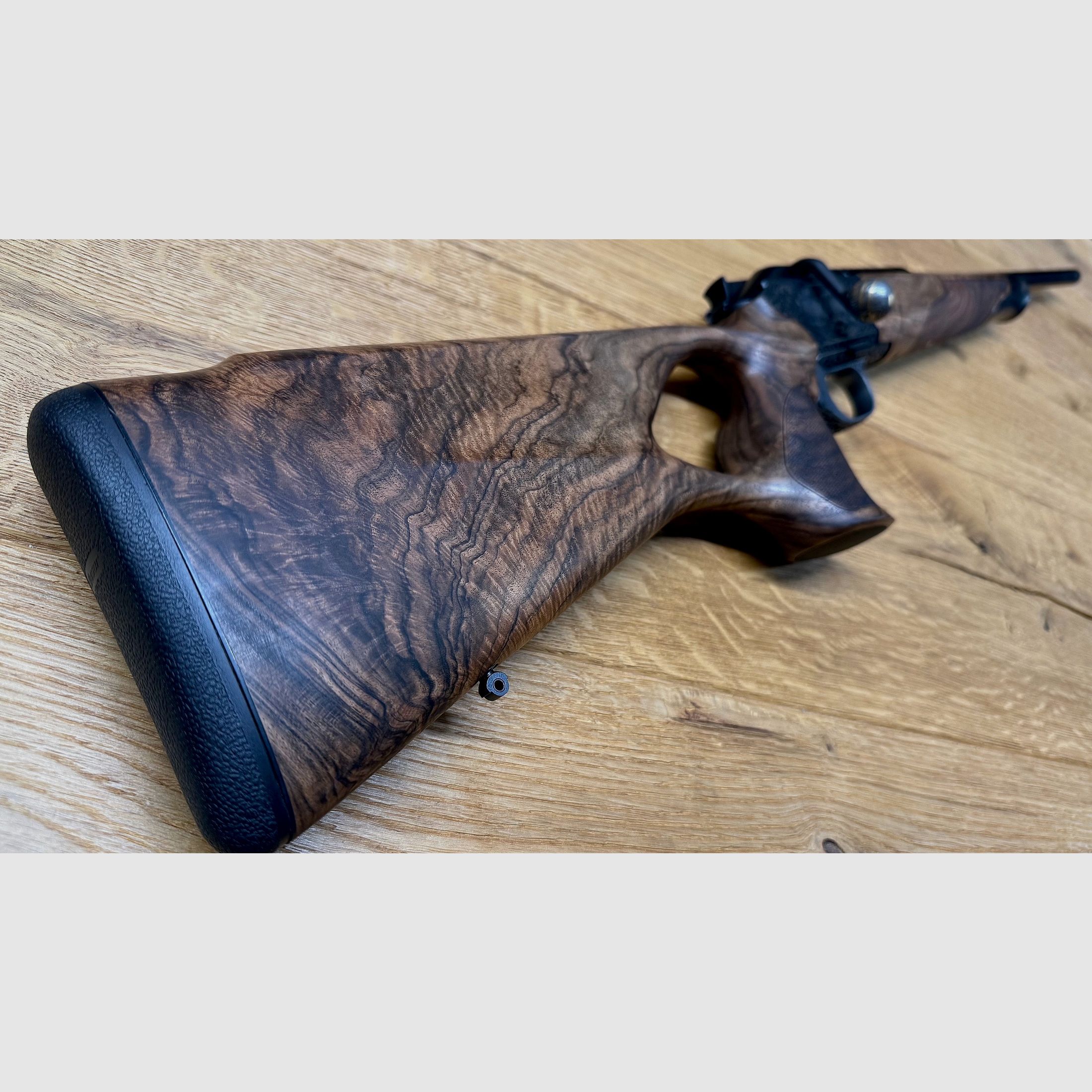 Blaser R8 Grand Luxe Success / Holzklasse 6 / Seidenmattes Finish / Goldener Abzug / Systemkasten + Magazineinheit graviert / TRAUMWAFFE