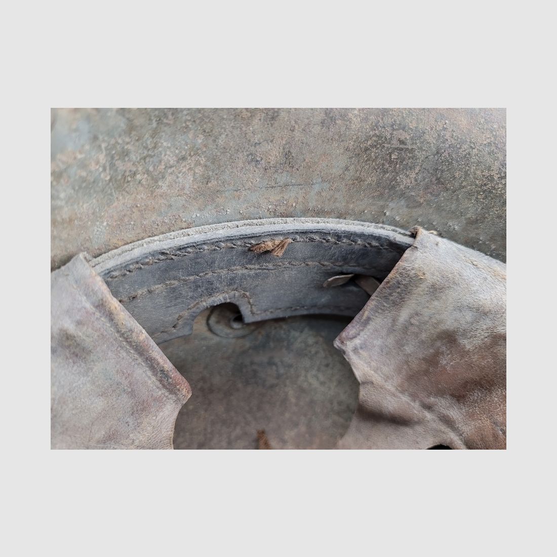 Très beau stahlhelm allemand 1er modèle 1916 – forme haute précoce – très belle coiffe absolument complète – bonne jugulaire d&rsquo;origine du modèle 1895 – restes de camouflage – Très belle pièce en TBE, image 16 sur 16