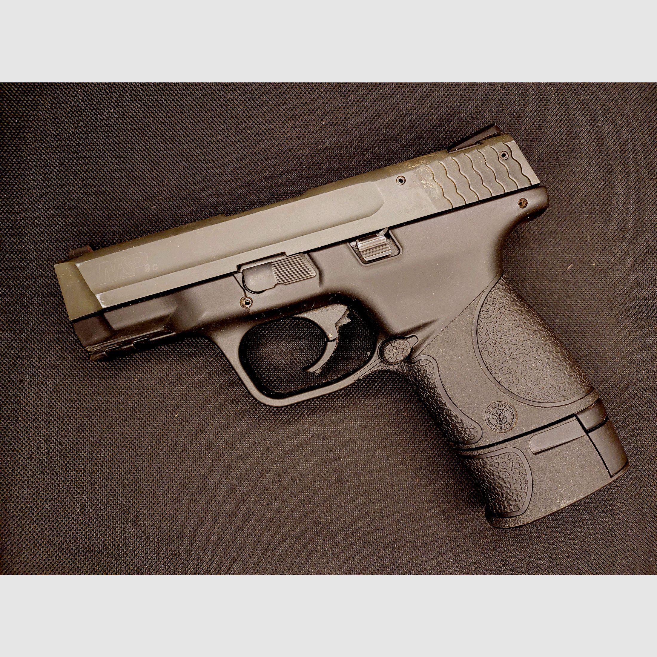 Smith & Wesson M&P 9C Schreckschusspistole, Kaliber 9mm P.A.K., in Schwarz (PTB 984) — mit 2 Magazinen (1x Standard, 1x verlängert XXL)