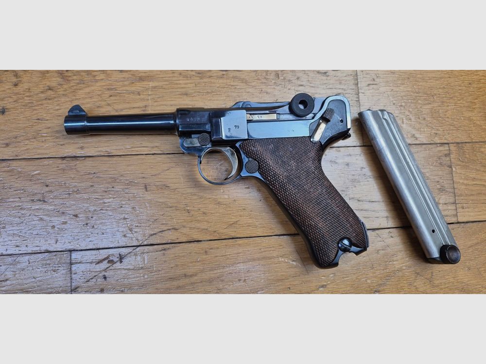 Wunderschöner und atypischer Luger P08 – Herstellung Erfurt 1916 – Waffe 100% einheitlich nummeriert – Wunderschöne professionelle Brünierung – Mechanik mehr als ausgezeichnet – Ästhetik hervorragend – Lauf ausgezeichnet, nahezu neu – Wunderschöner Luger, symbolisch für die Geschichte! – TBE++, Bild 2 von 25