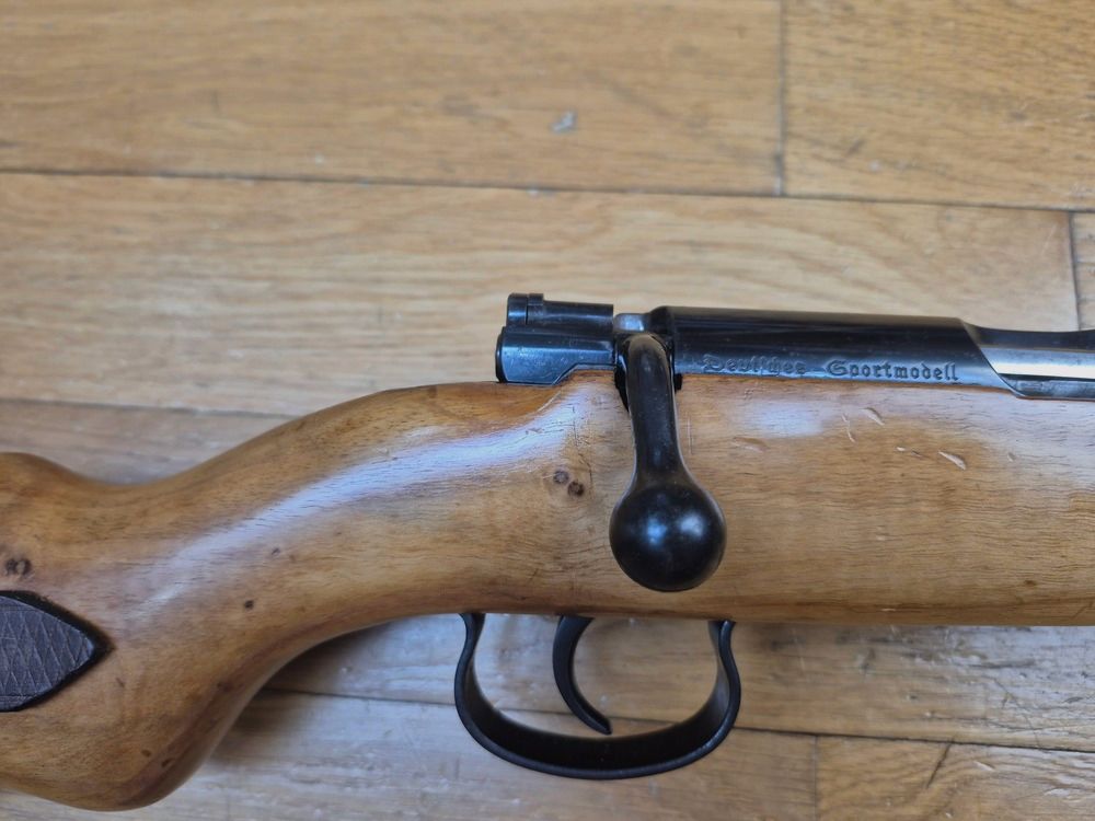 Exceptionnelle carabine d&rsquo;entrainement DSM 34 du III° Reich – 22LR – Bois fruitier et rare attribution au N.S.D.M.B. – Modèle Mauser de 1936 – Mono-matricule – État superbe – TBE++, image 4 sur 40