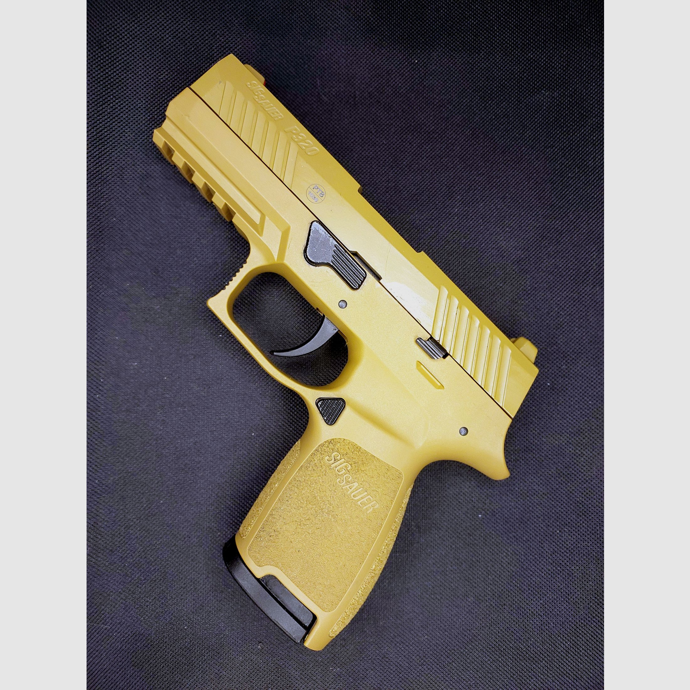 Sig Sauer P320 Schreckschusspistole im Kaliber 9 mm P.A.K. in der Tan / Dark Earth im originalen SIG-Koffer (PTB 1038)