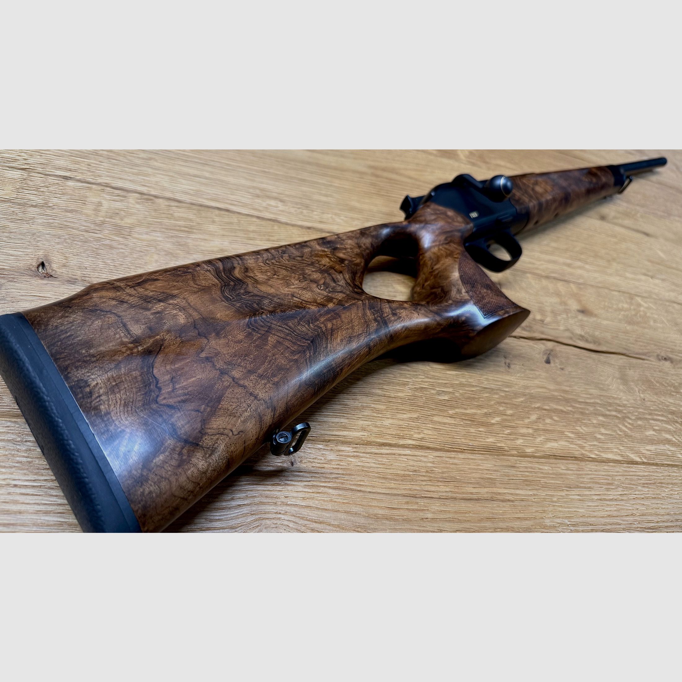 Blaser R8 mit traumhaftem Zubehör-Lochschaft Holzklasse 8-9, goldenes R8 Logo, Kammergriff Selours, gekürzter Lauf, M15x1 Gewinde, Standard-Kaliber wählbar